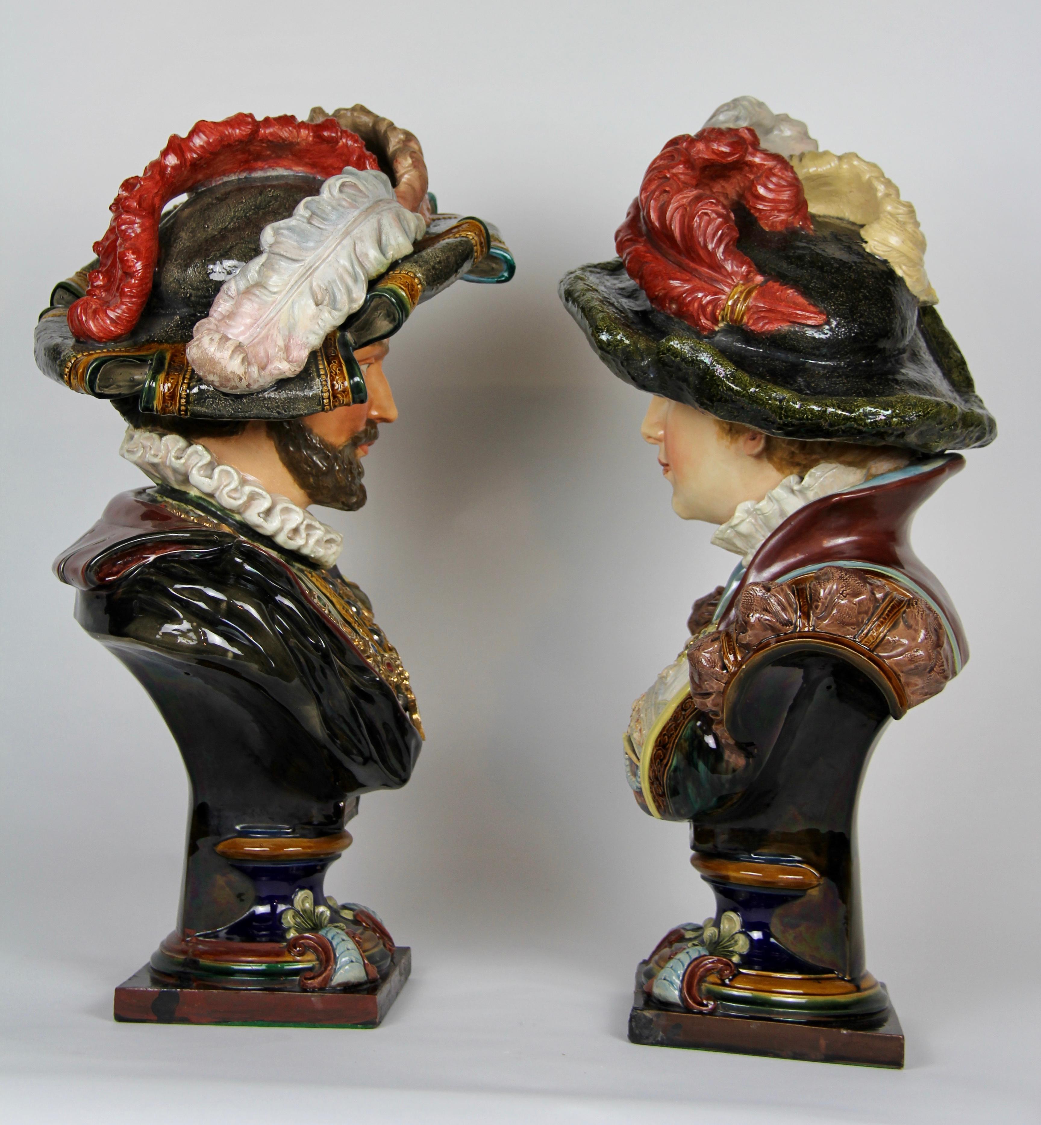 Belle Époque Paire de bustes royaux en porcelaine de style Louis XVI en majolique française en vente