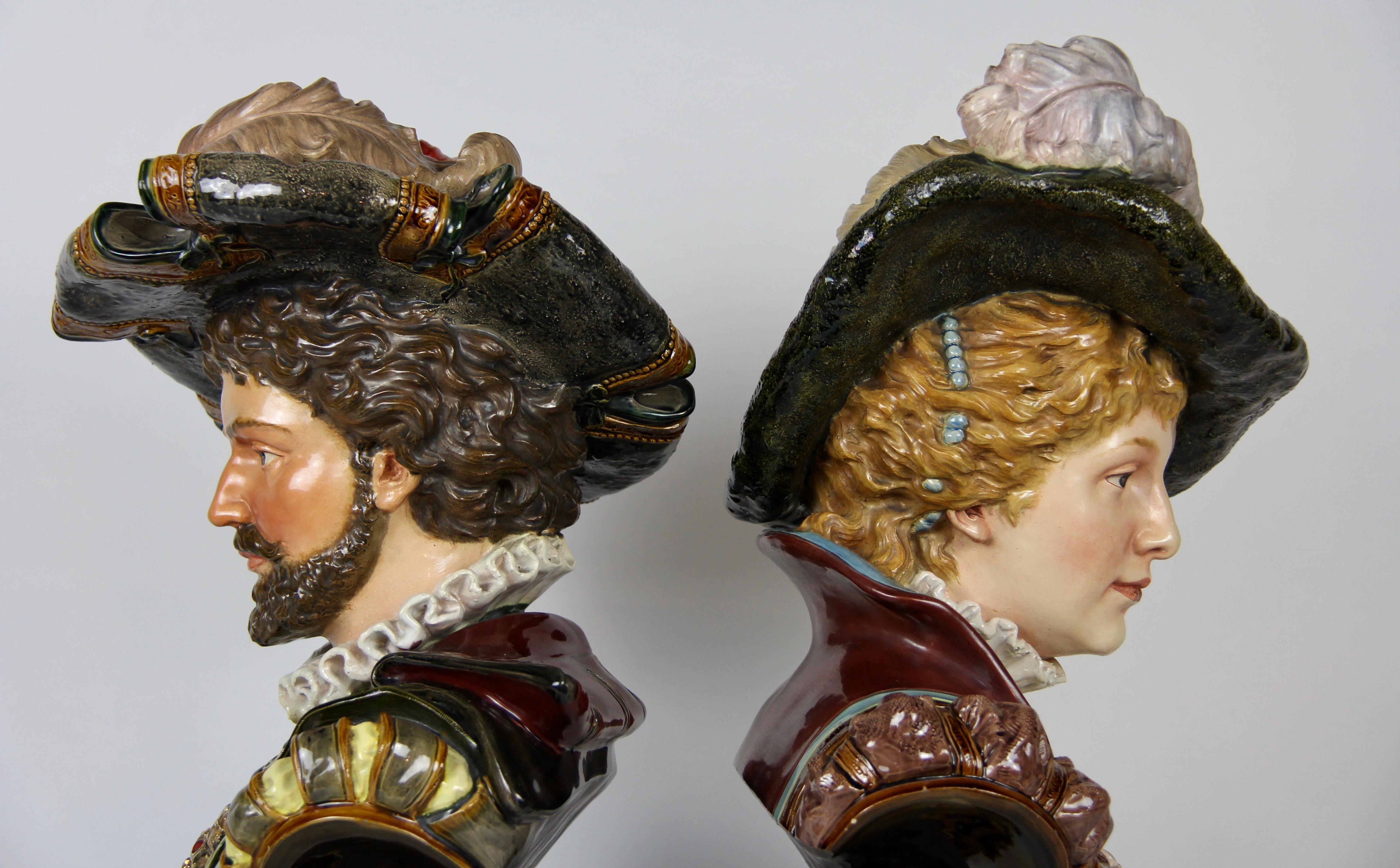 Français Paire de bustes royaux en porcelaine de style Louis XVI en majolique française en vente