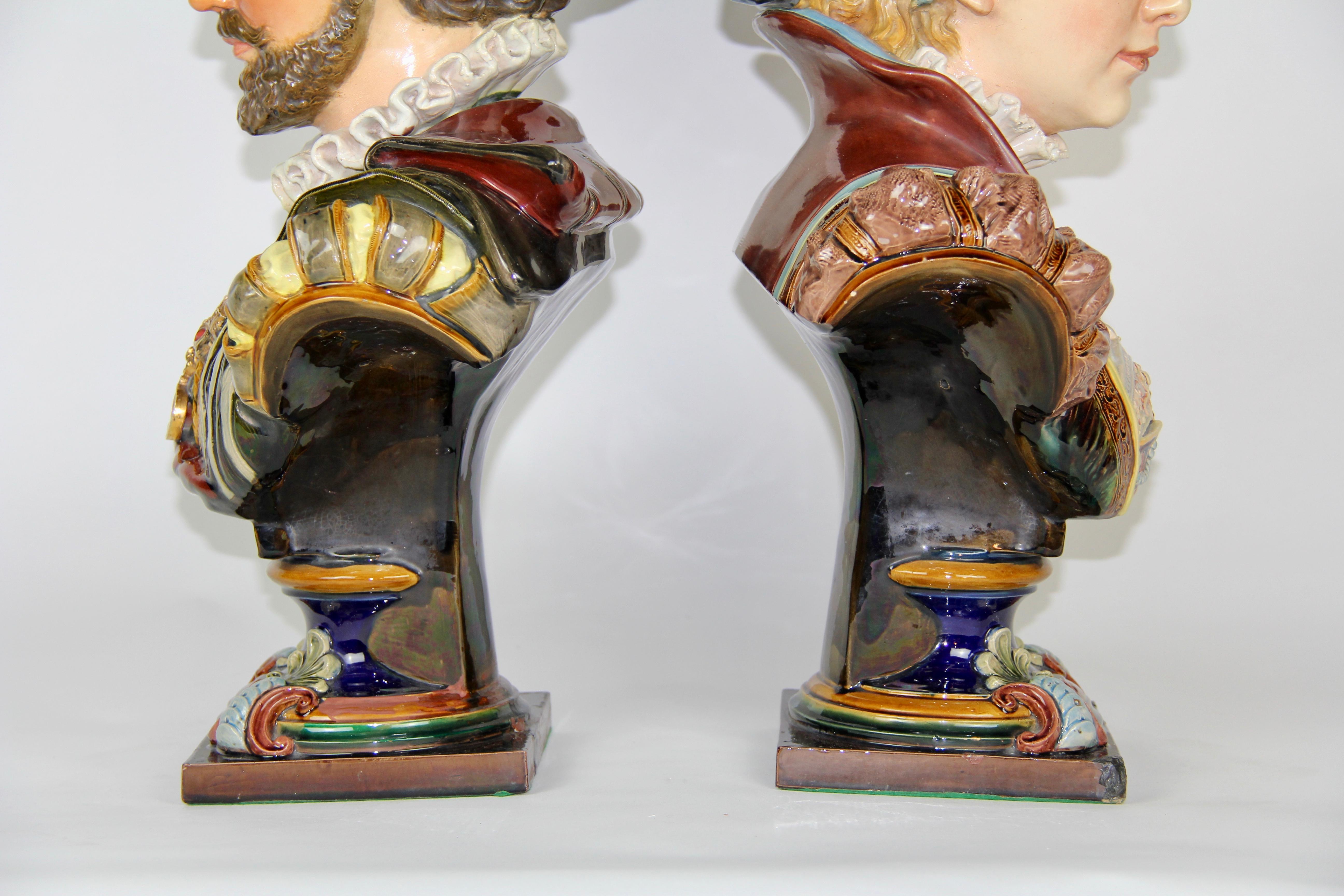 Peint à la main Paire de bustes royaux en porcelaine de style Louis XVI en majolique française en vente
