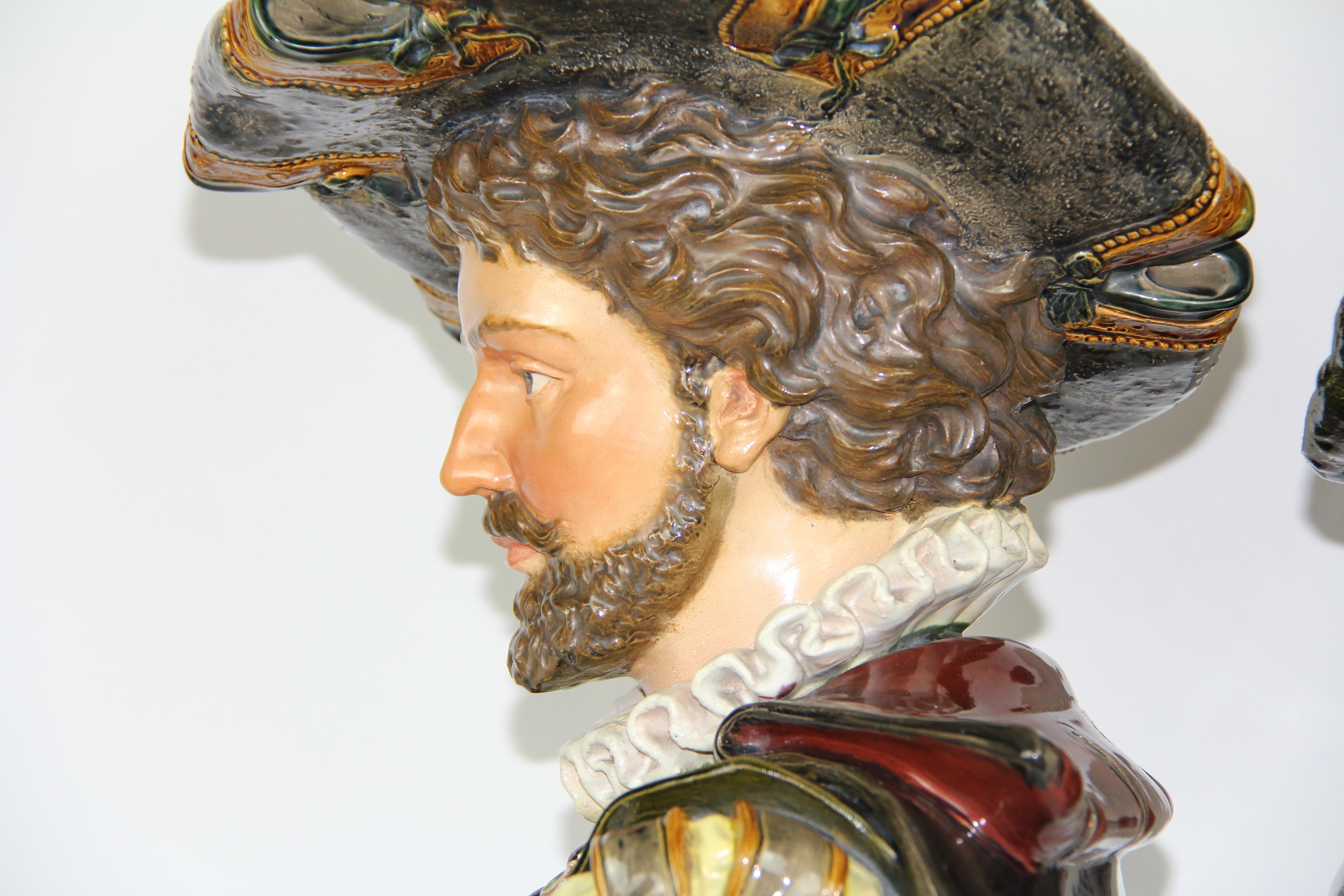 Céramique Paire de bustes royaux en porcelaine de style Louis XVI en majolique française en vente