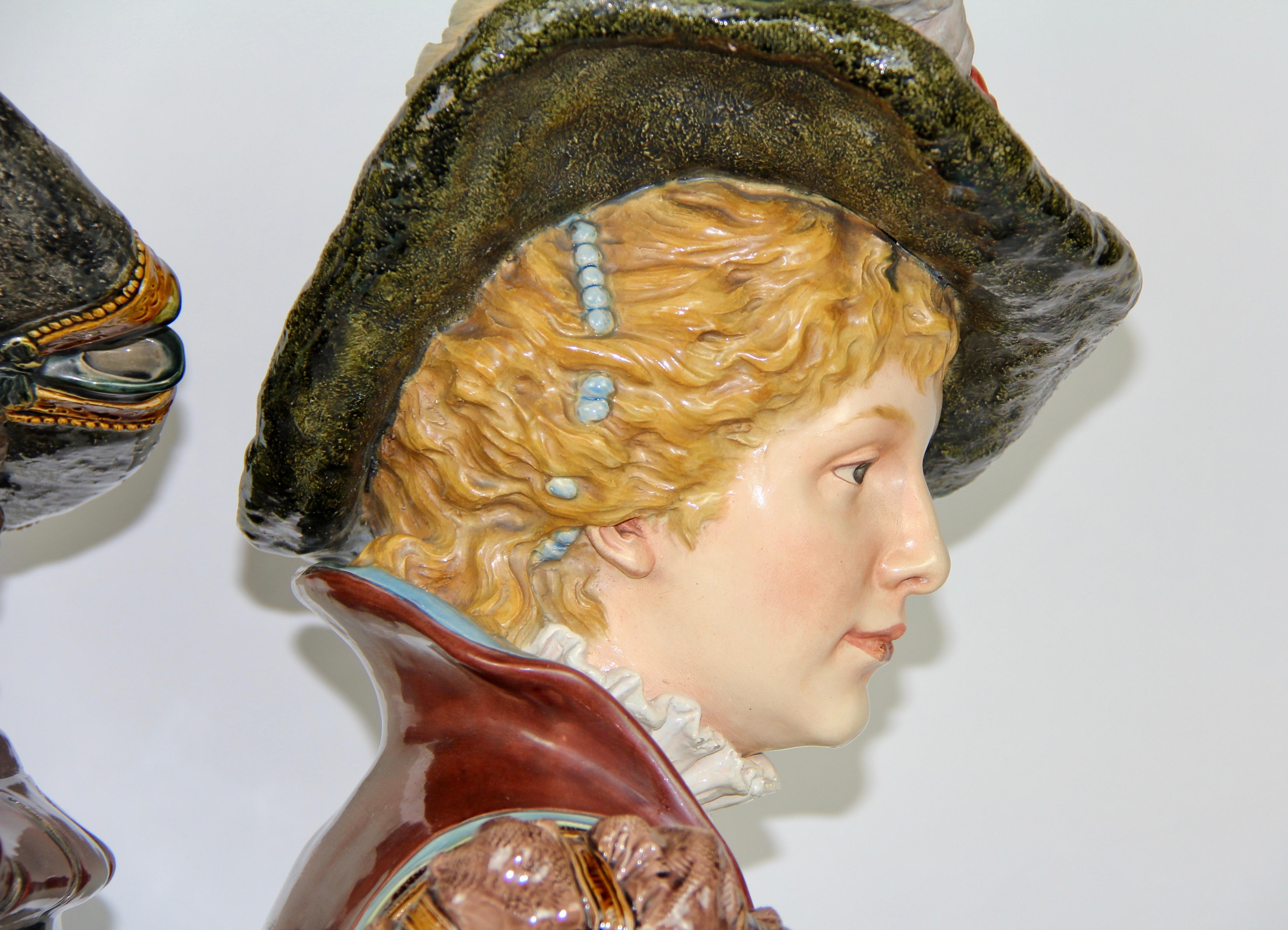 Paire de bustes royaux en porcelaine de style Louis XVI en majolique française en vente 1