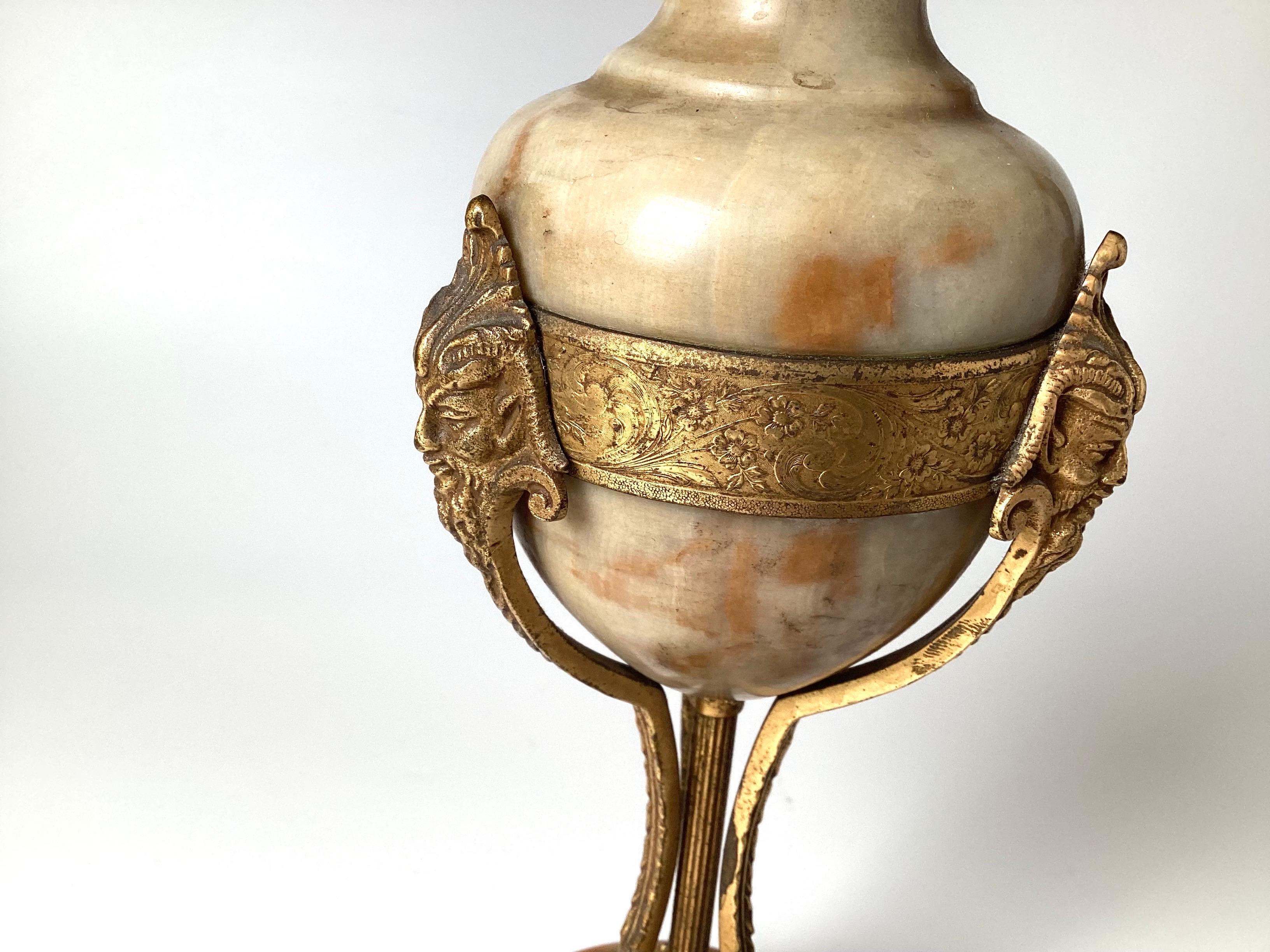 Metà XX secolo Coppia di lampade in bronzo dorato e marmo in stile Luigi XVI in vendita