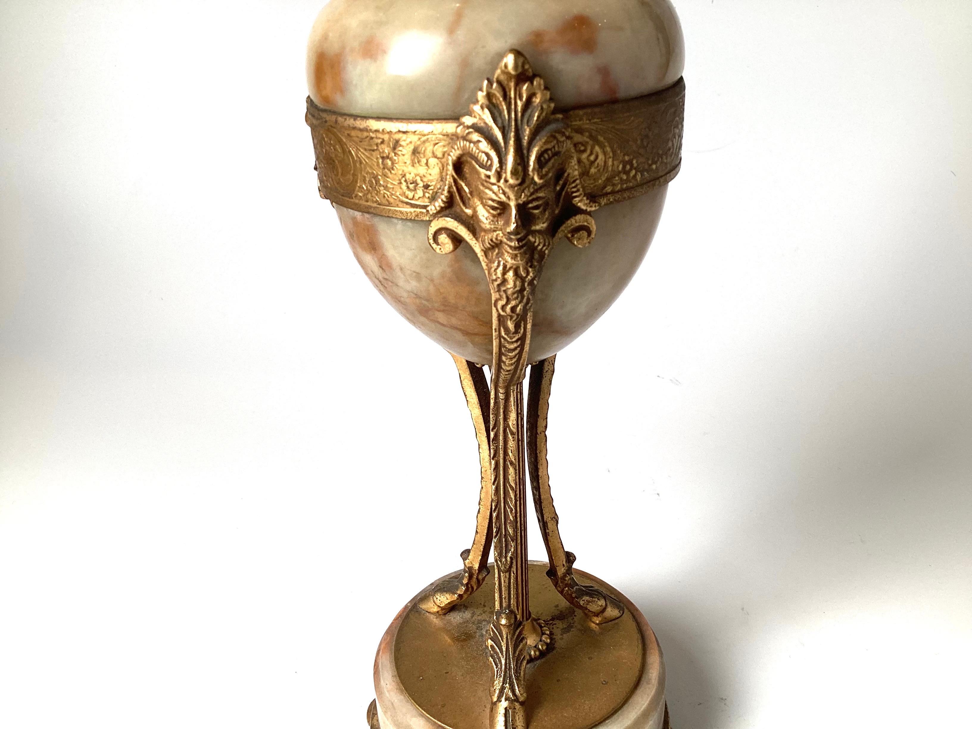 Ein Paar Lampen aus vergoldeter Bronze und Marmor im Louis-XVI-Stil im Angebot 1