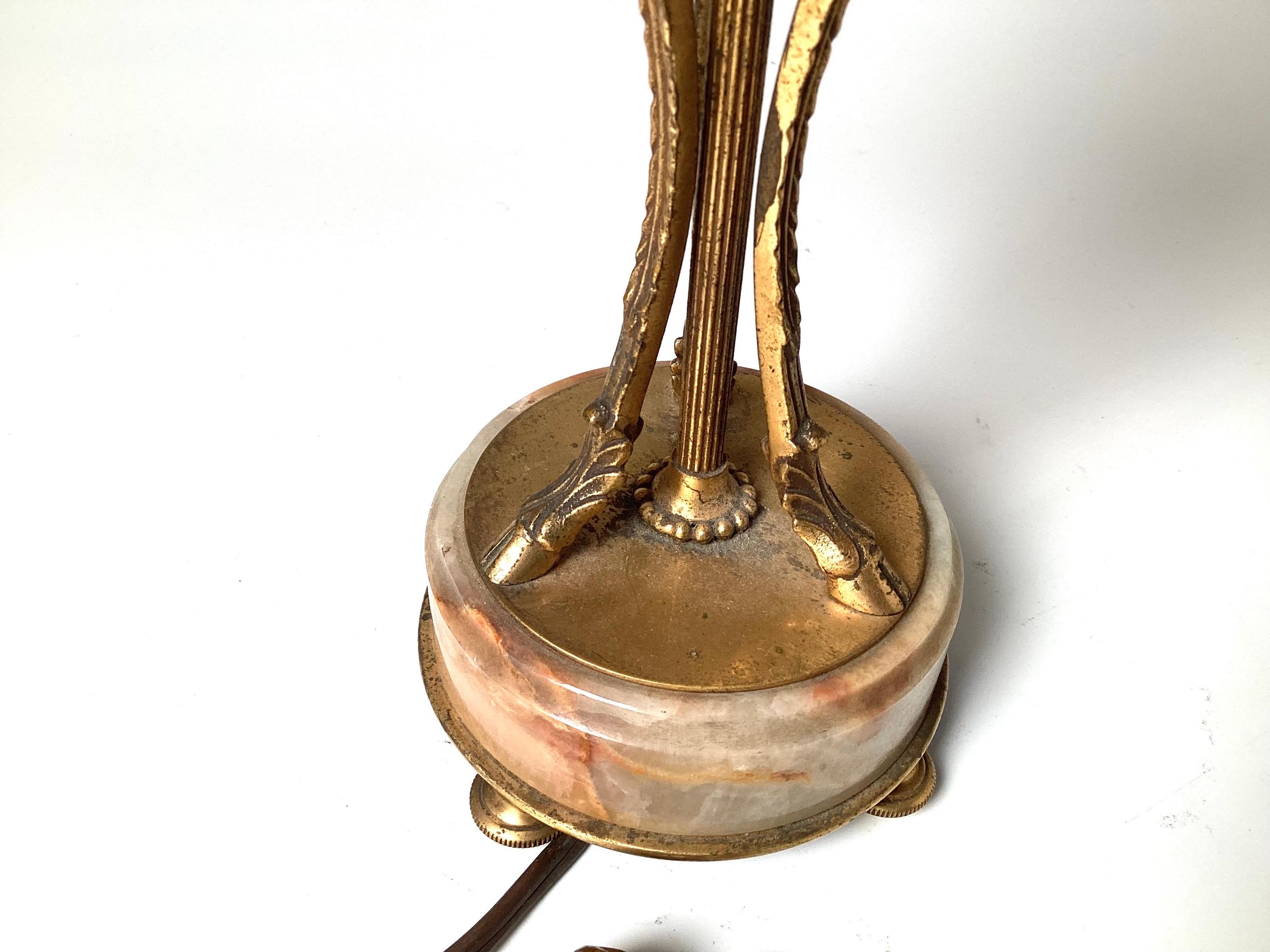 Ein Paar Lampen aus vergoldeter Bronze und Marmor im Louis-XVI-Stil im Angebot 2