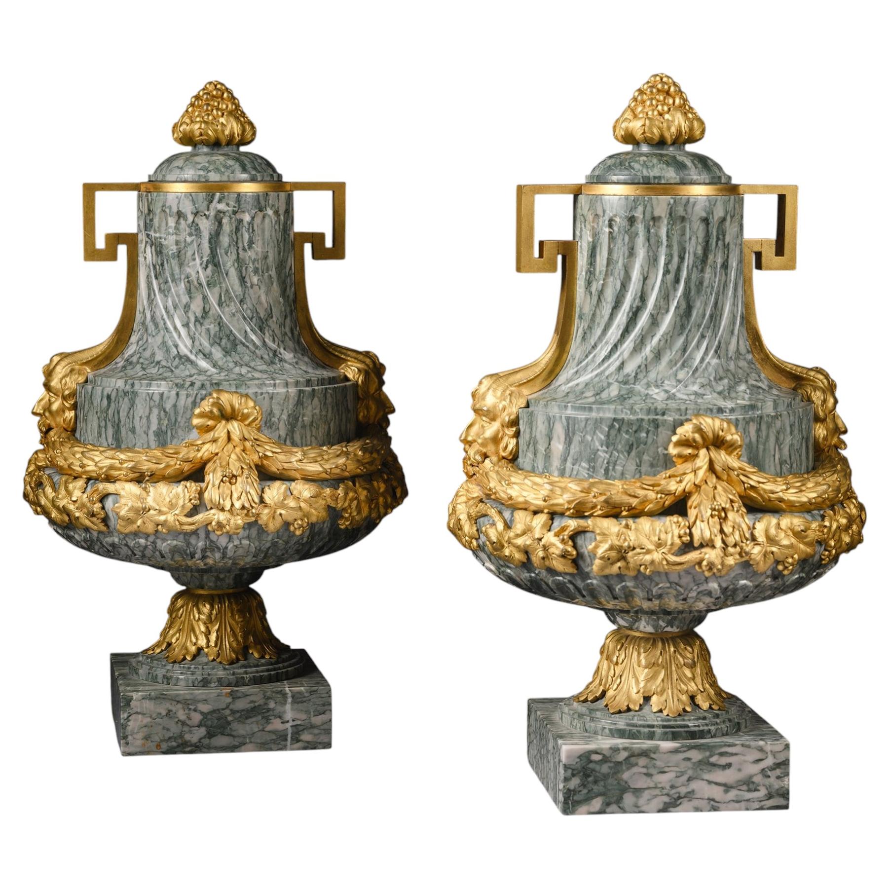 Paire de vases en marbre vert montés en bronze doré de style Louis XVI en vente