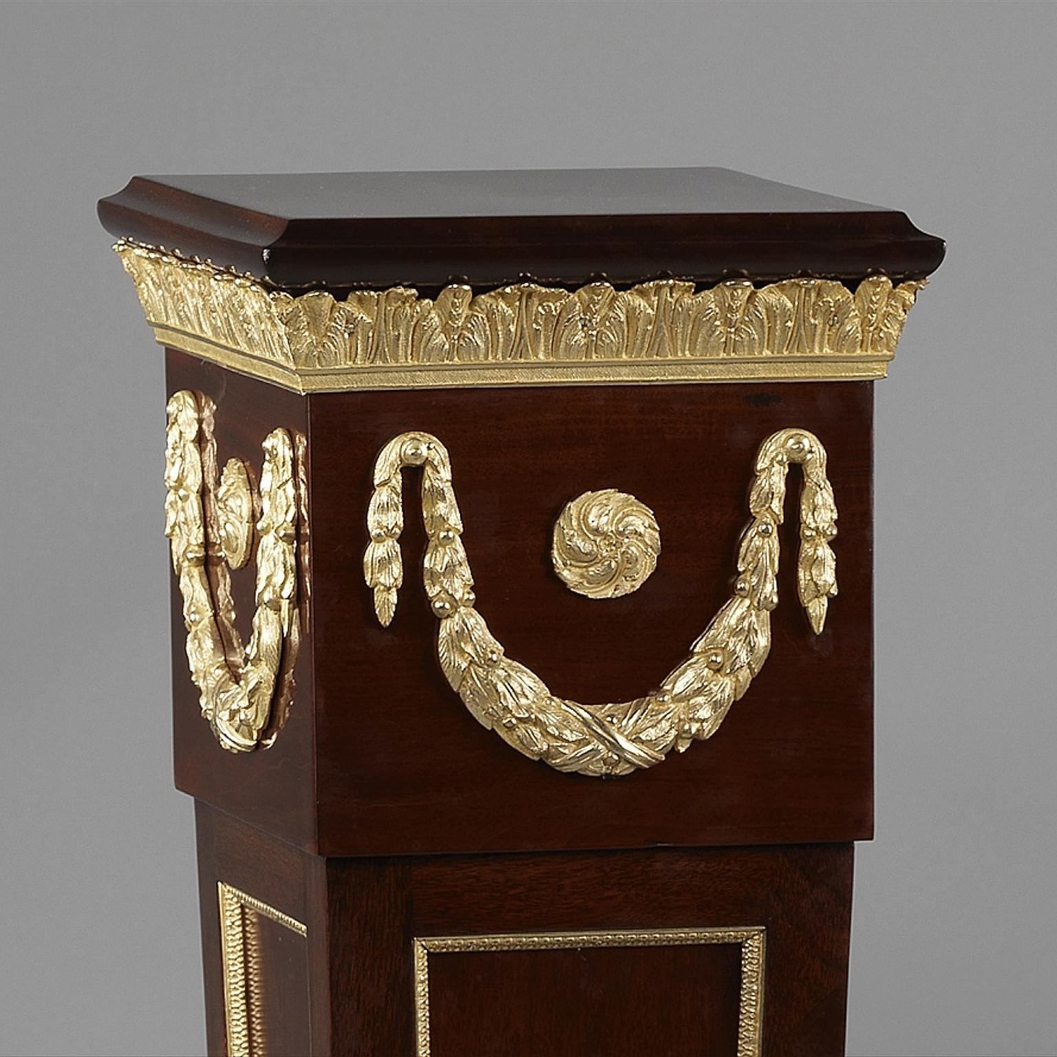 Pareja de pedestales de caoba montados en bronce dorado estilo Luis XVI, hacia 1900 Dorado en venta