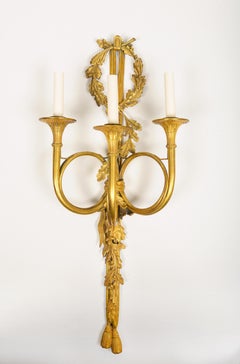 Coppia di applique a tre luci in bronzo dorato in stile Luigi XVI