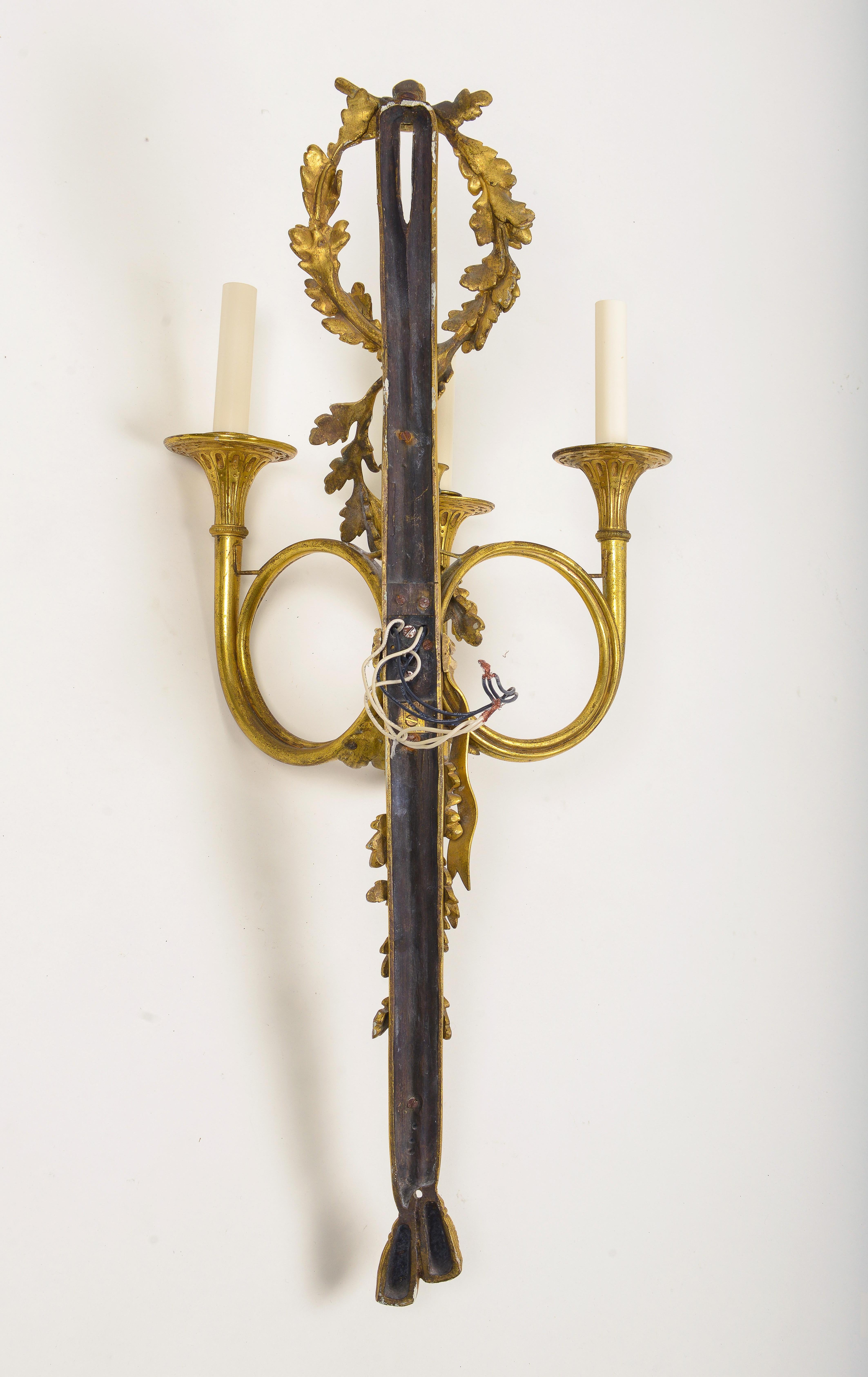 Zwei dreiflammige Wandleuchter aus vergoldeter Bronze im Louis-XVI.-Stil (Französisch) im Angebot
