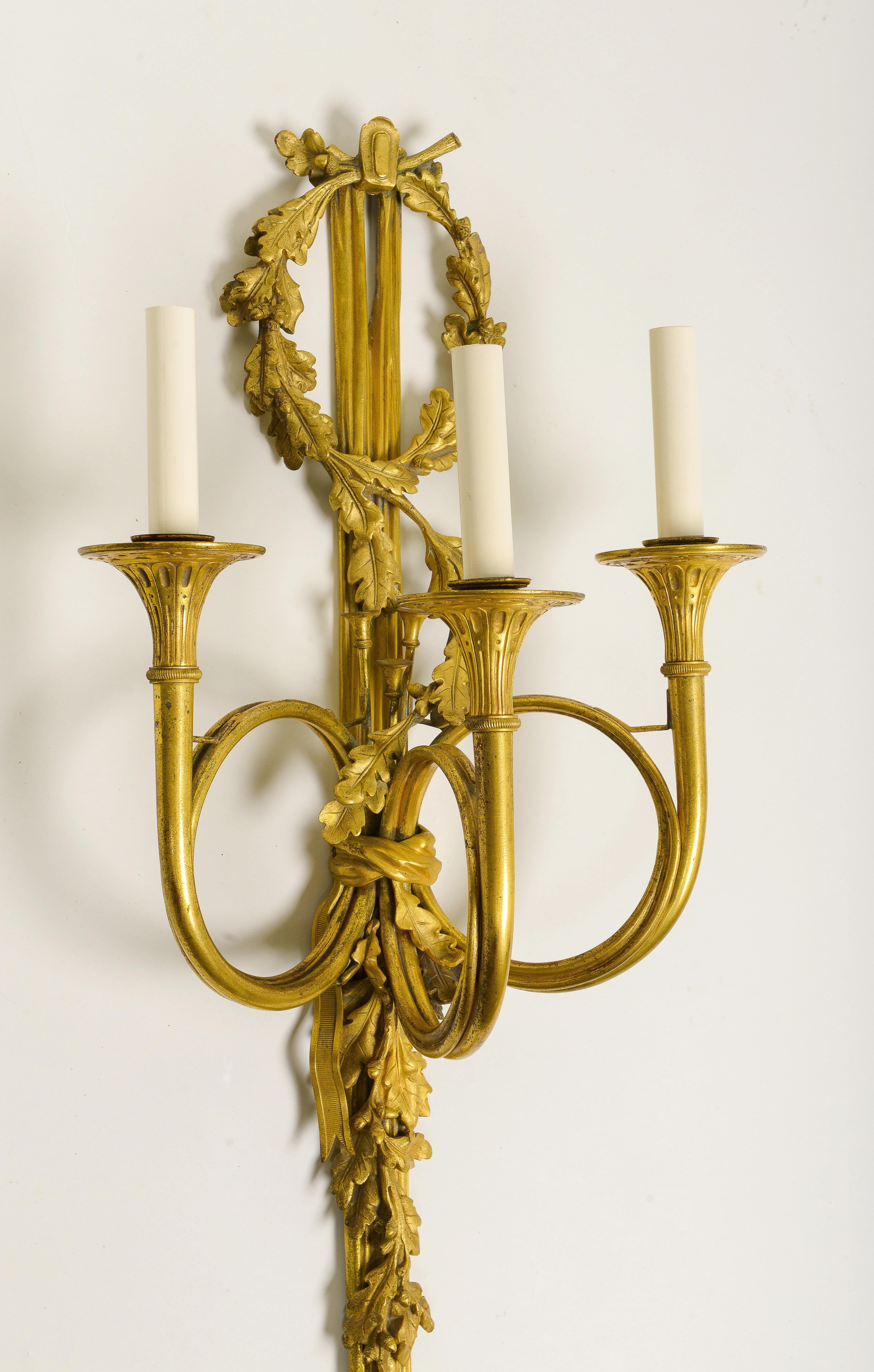 Zwei dreiflammige Wandleuchter aus vergoldeter Bronze im Louis-XVI.-Stil im Zustand „Hervorragend“ im Angebot in New York, NY