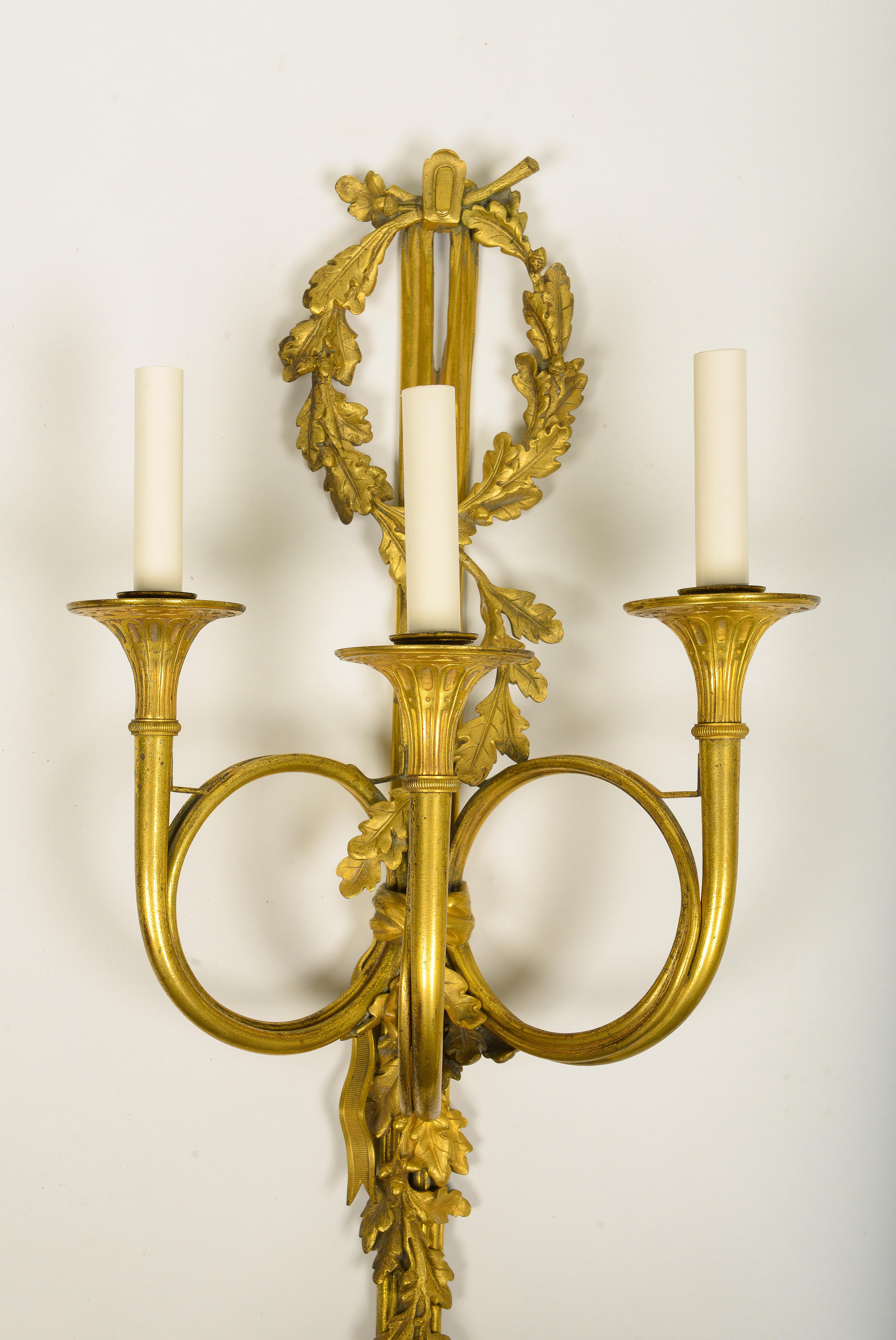 Zwei dreiflammige Wandleuchter aus vergoldeter Bronze im Louis-XVI.-Stil im Angebot 1
