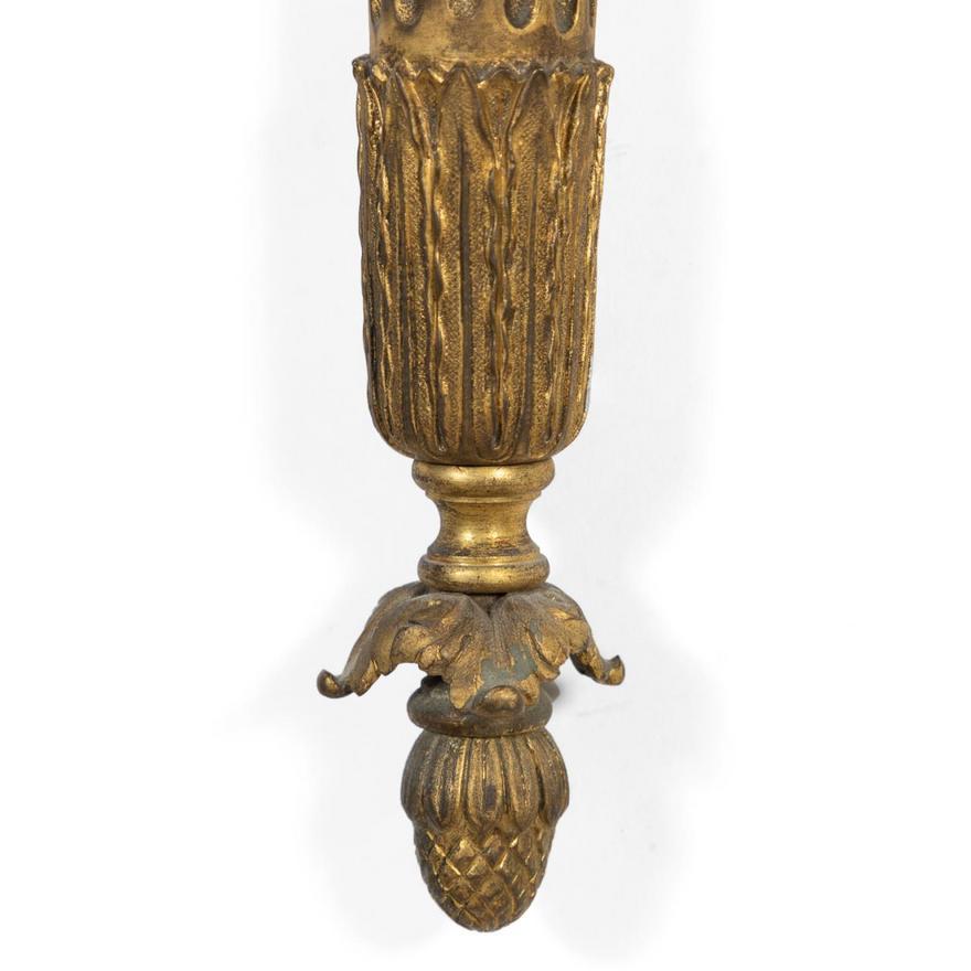 Una bella coppia di appliques a due luci in bronzo dorato a fuoco francese in stile neoclassico Luigi XVI, con una forma a faretra legata a nastro e una piastra posteriore che emette bracci curvi con beccucci in perline e gocciolatoi con dettagli in