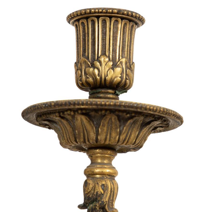 Francese Coppia di lampade da parete in bronzo dorato in stile Luigi XVI in vendita