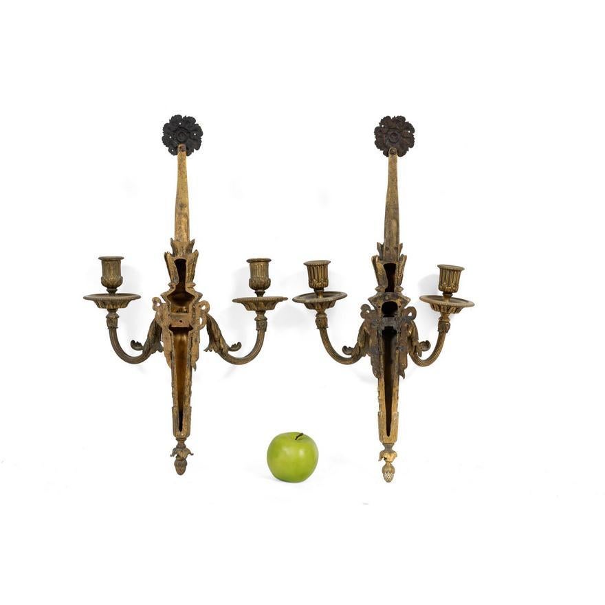 Metà XIX secolo Coppia di lampade da parete in bronzo dorato in stile Luigi XVI in vendita
