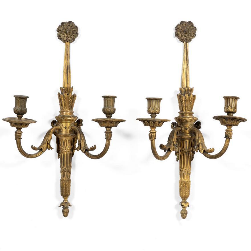 Bronzo Coppia di lampade da parete in bronzo dorato in stile Luigi XVI in vendita