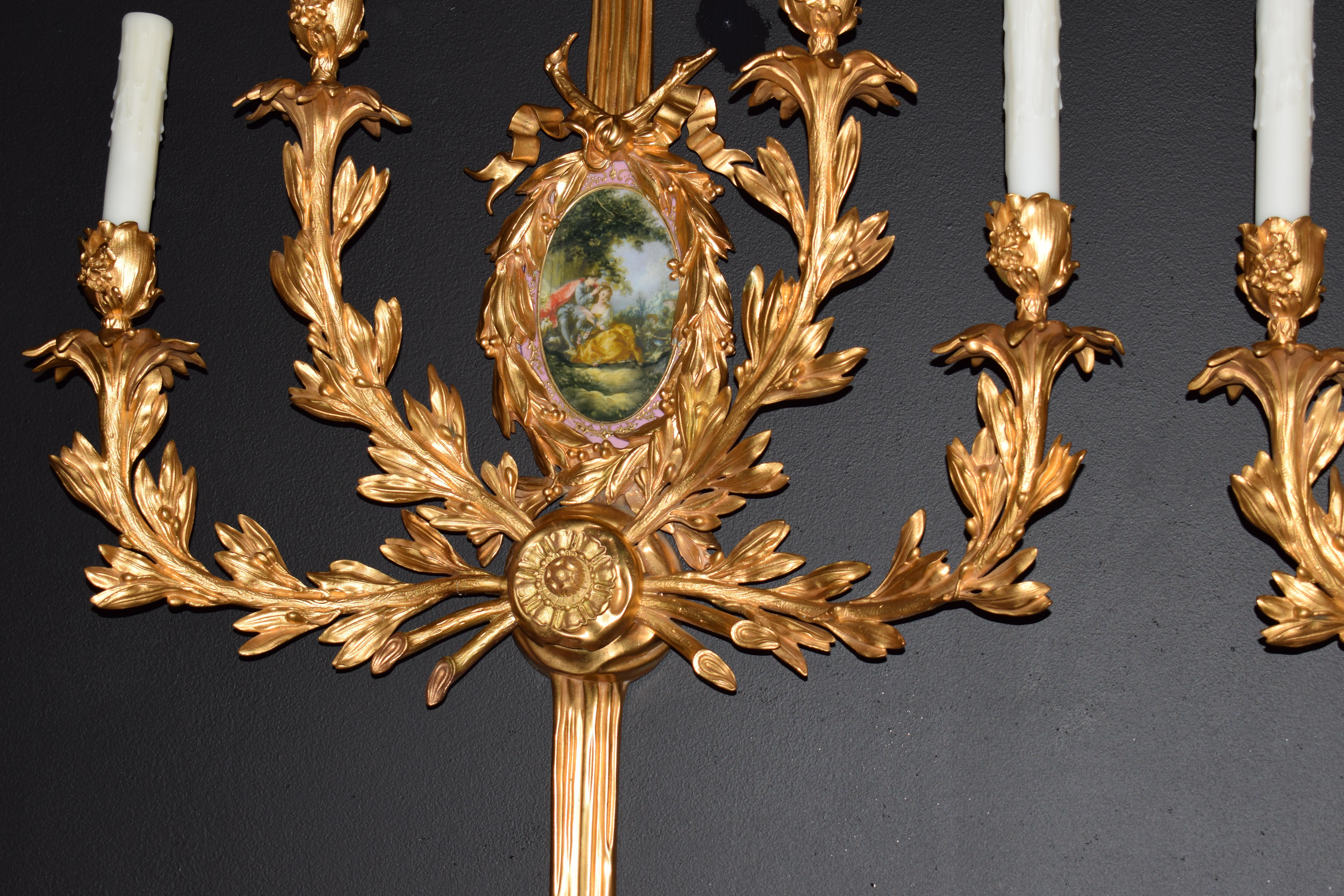 Coppia di appliques in stile Luigi XVI in bronzo dorato, a quattro luci in vendita 3