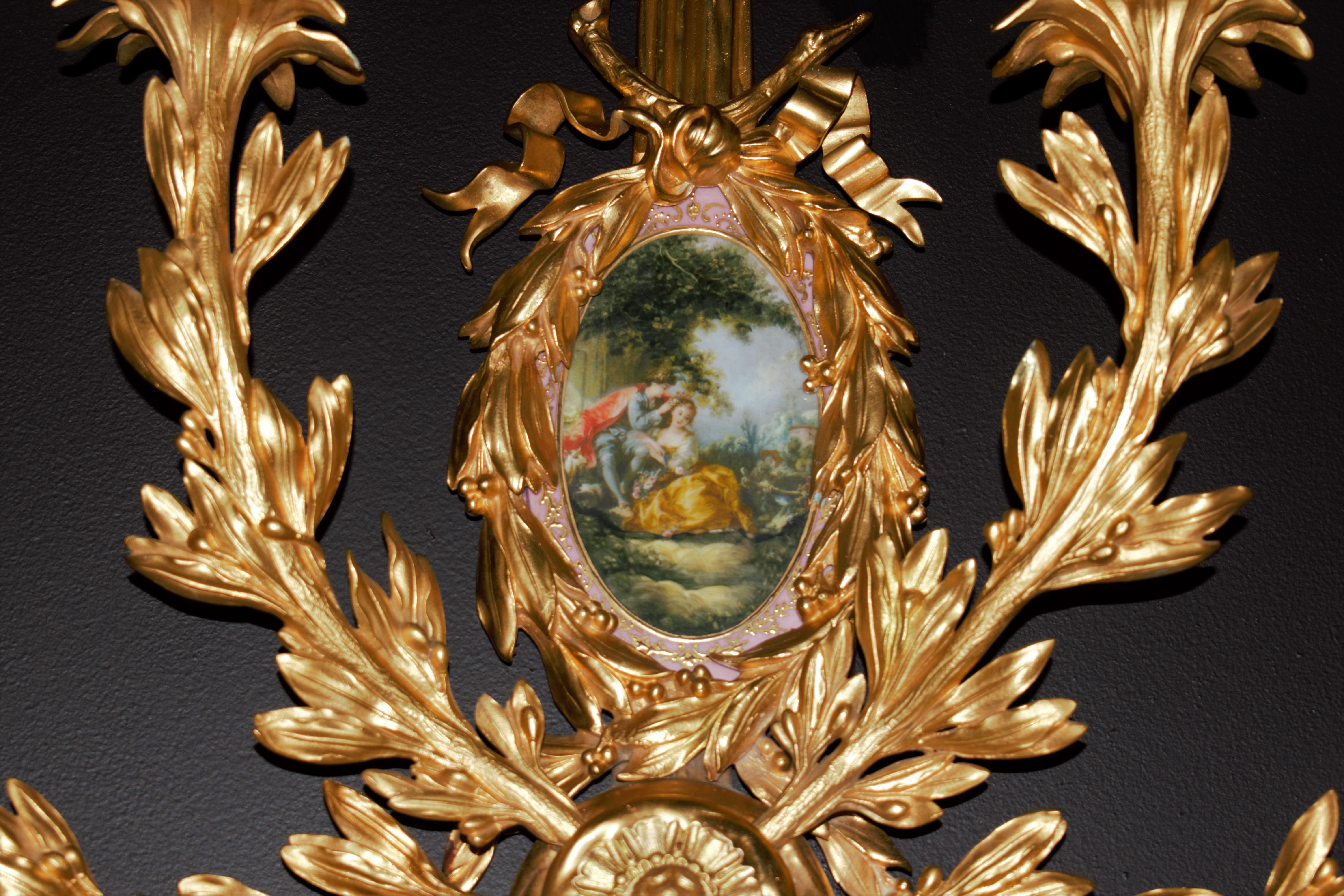 Coppia di appliques in stile Luigi XVI in bronzo dorato, a quattro luci in vendita 1