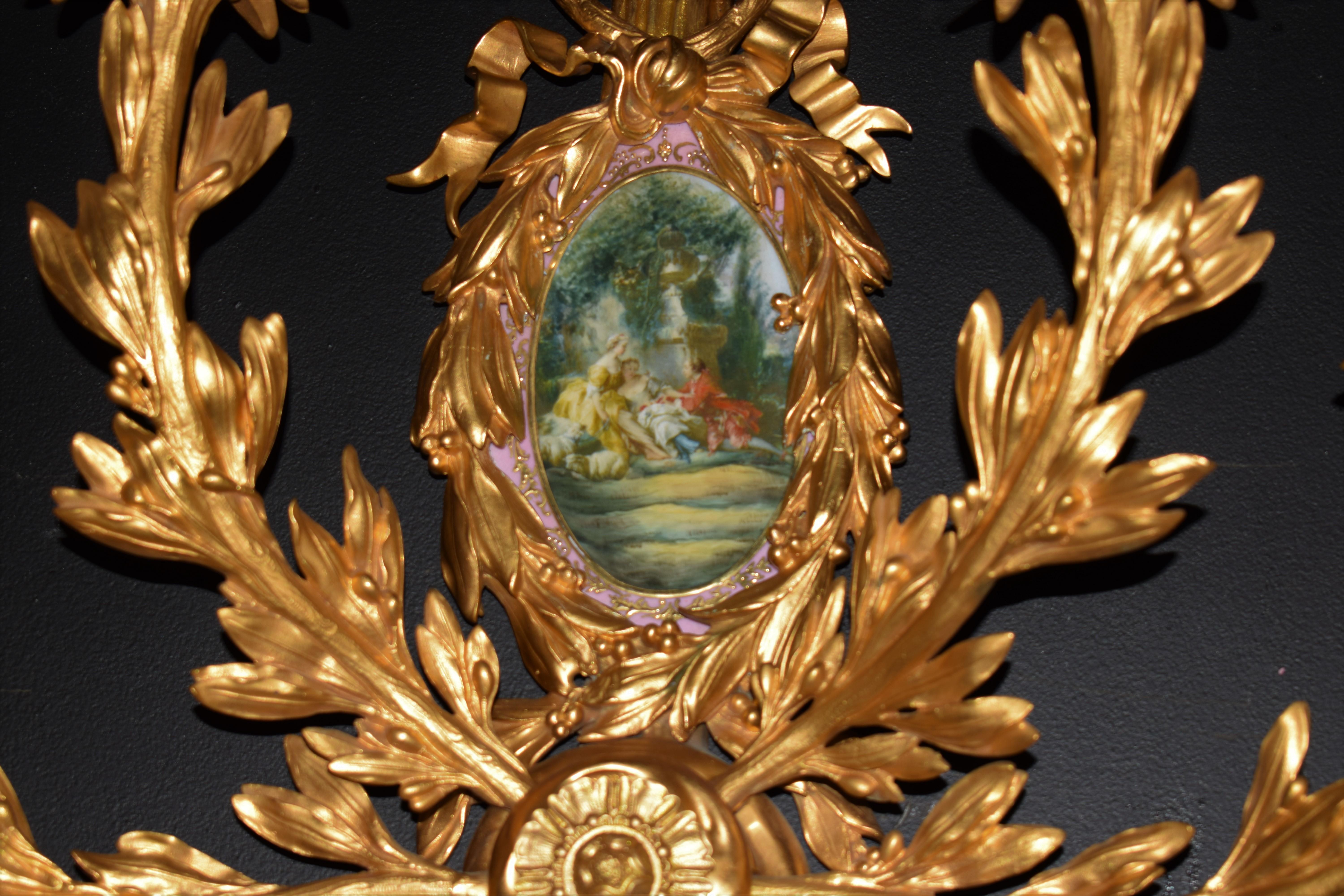 Coppia di appliques in stile Luigi XVI in bronzo dorato, a quattro luci in vendita 2