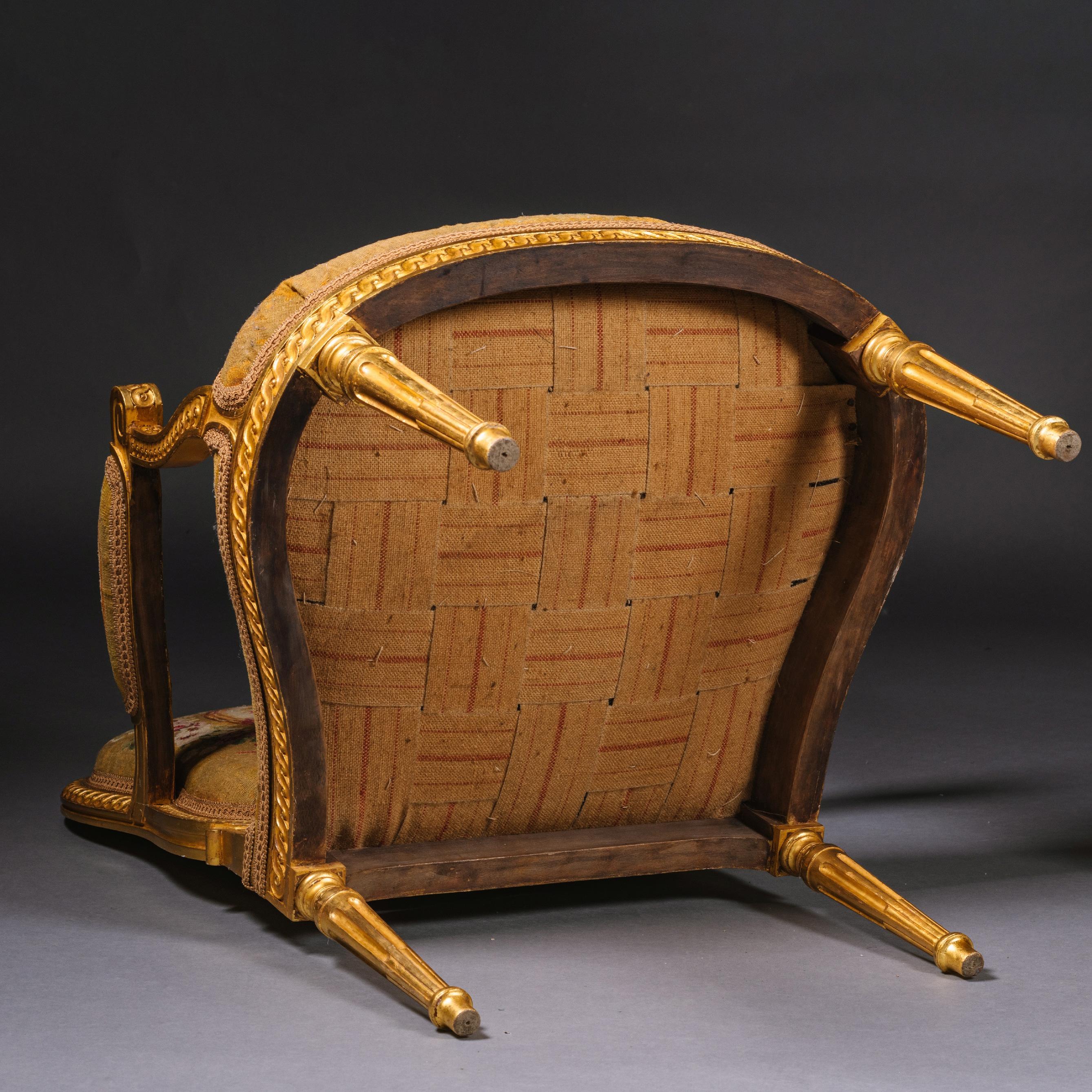Paire de Fauteuils de style Louis XVI en bois doré et tapisserie en vente 5
