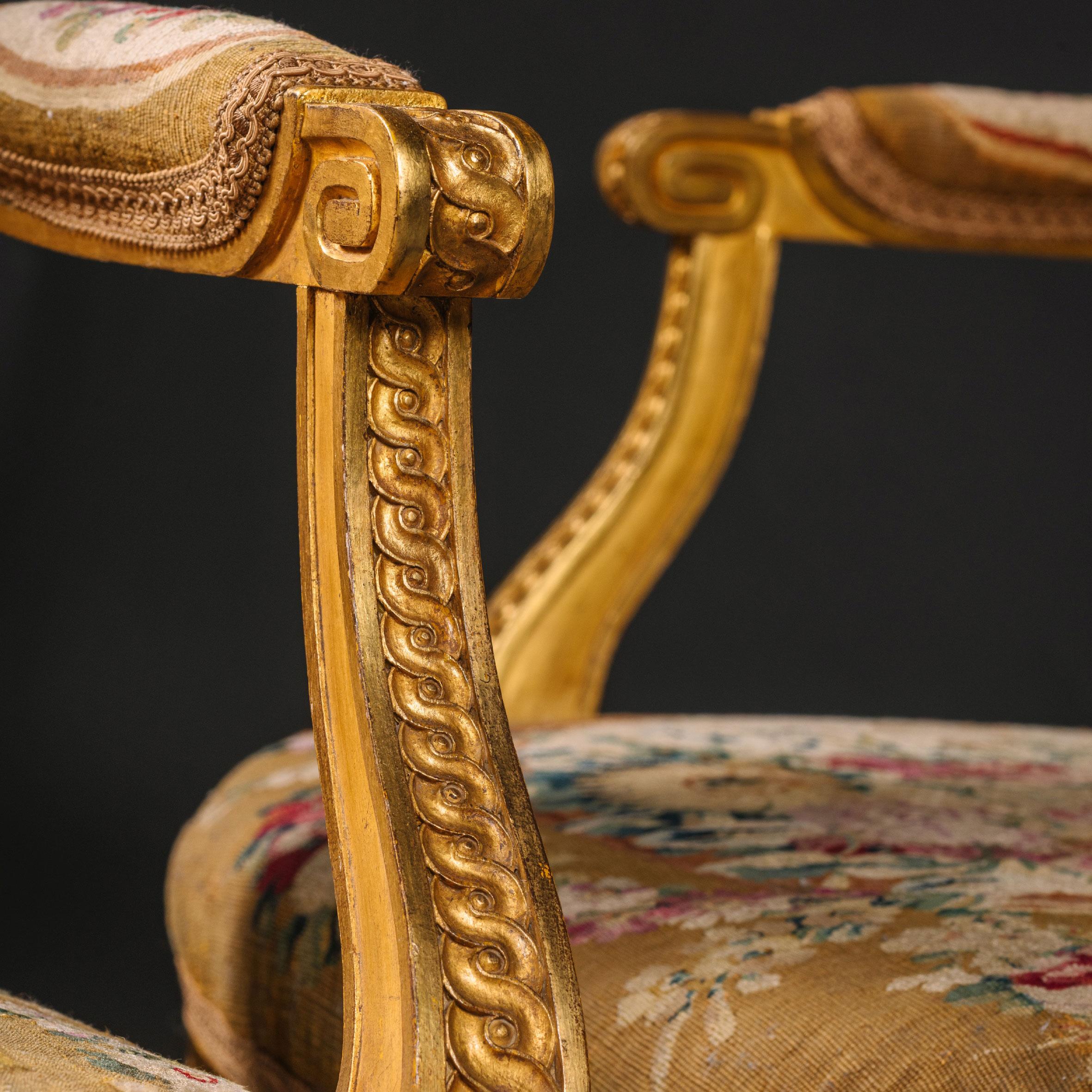 Paar Fauteuils im Stil Louis XVI aus Giltholz und Tapisserie (Wandteppich) im Angebot