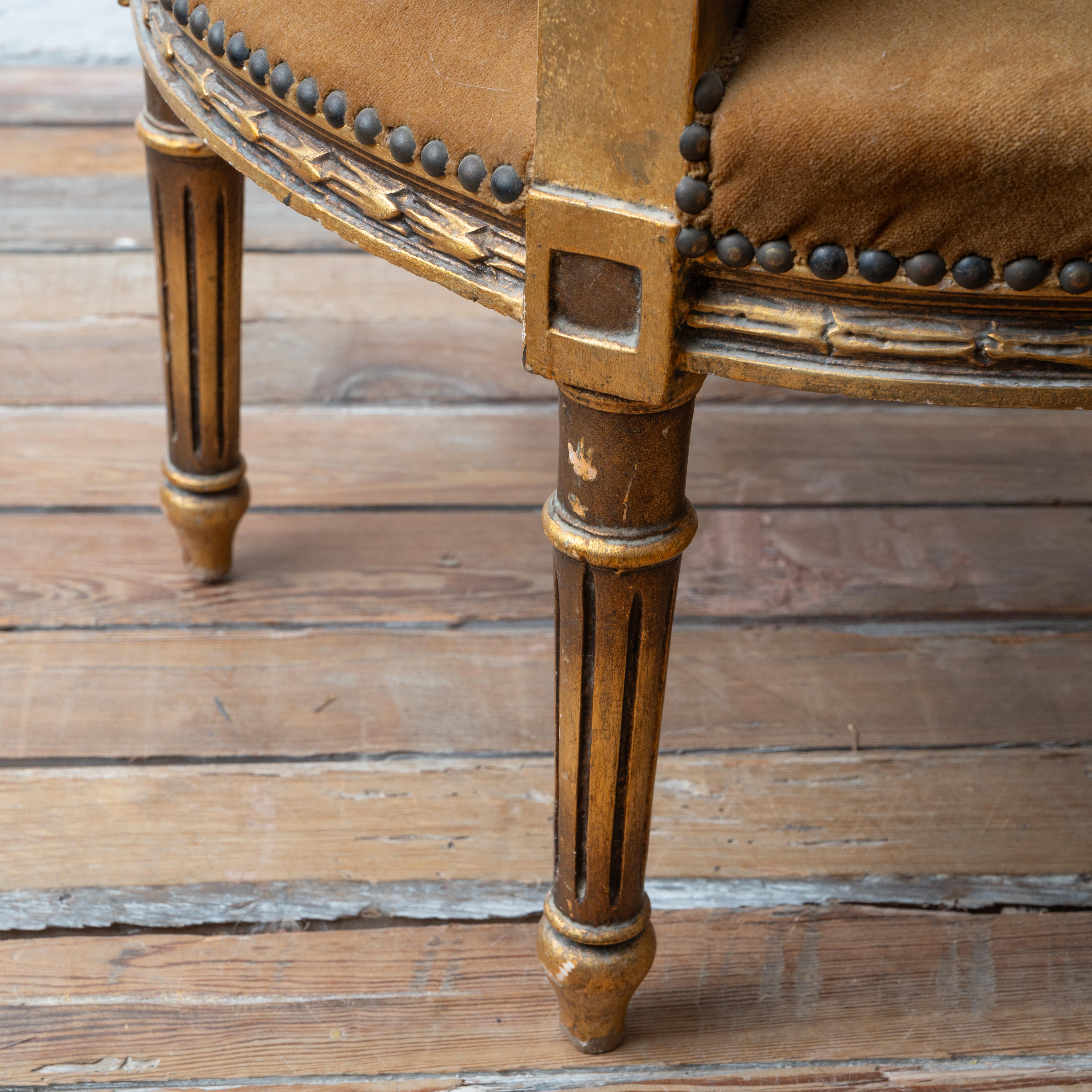 Paire de fauteuils de style Louis XVI en bois doré en vente 9