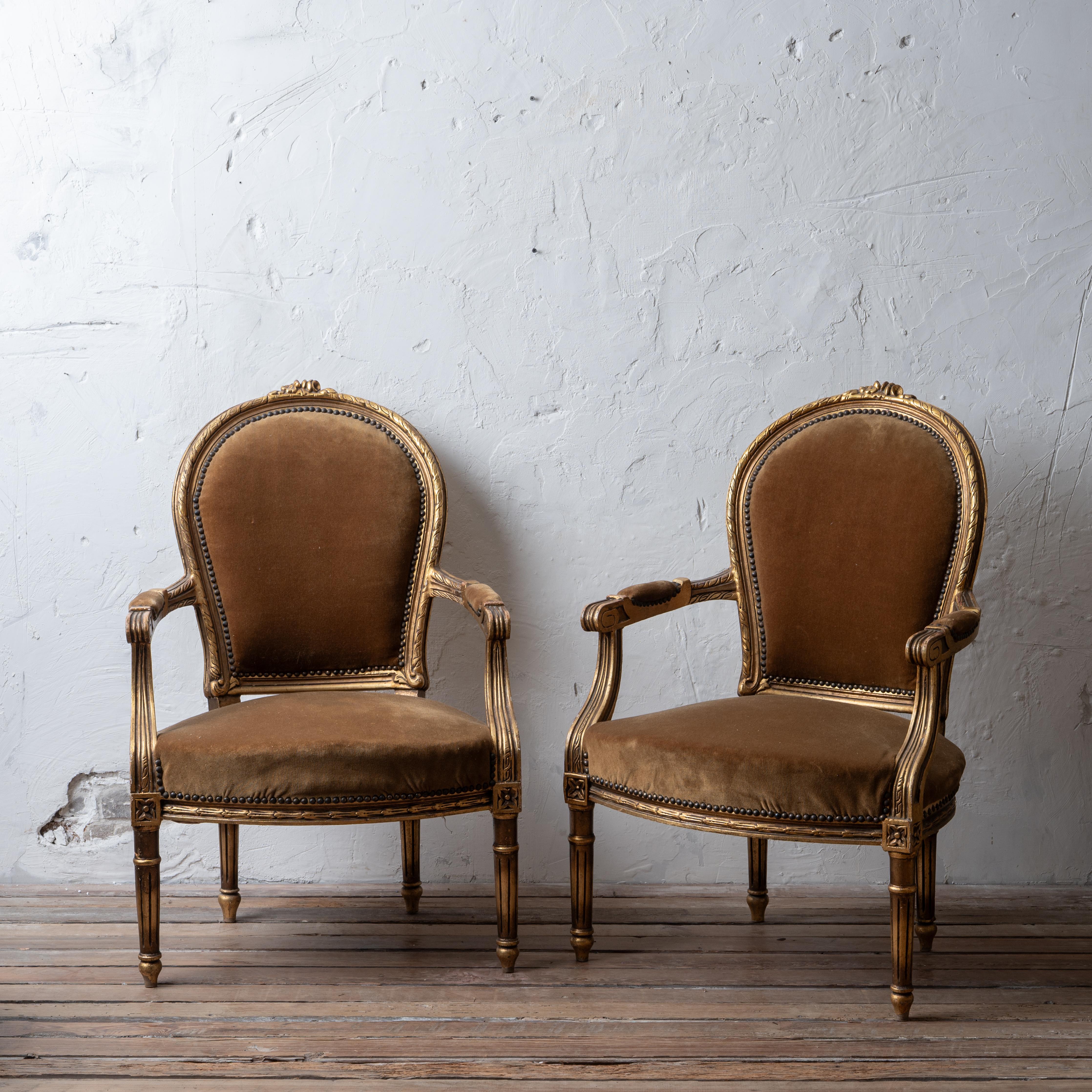 Paire de fauteuils en bois doré de style Louis XVI, 19e siècle.

25 pouces de large par 25 pouces de profondeur par 37 ½ ; hauteur du siège 17 pouces


