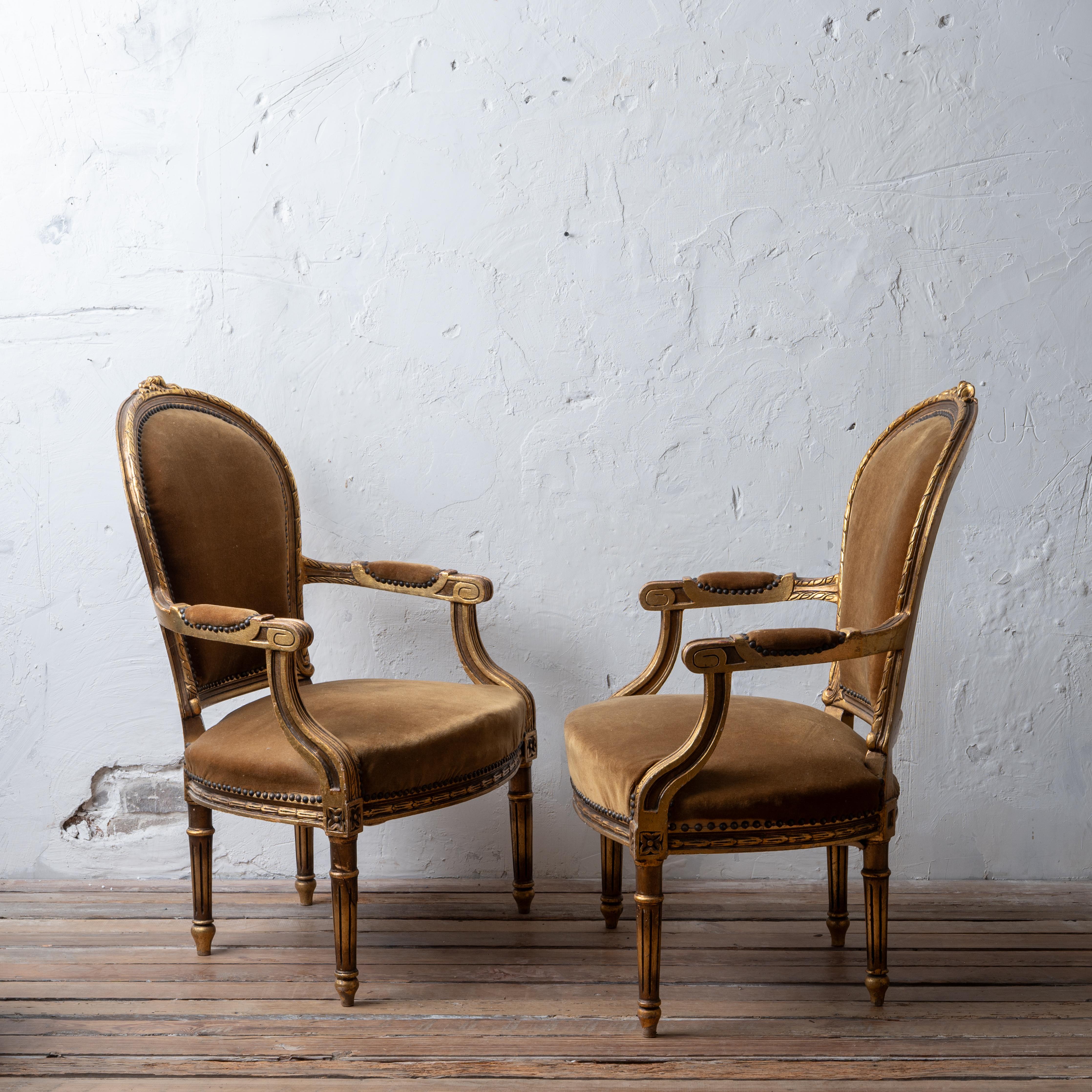 Paire de fauteuils de style Louis XVI en bois doré Bon état - En vente à Savannah, GA