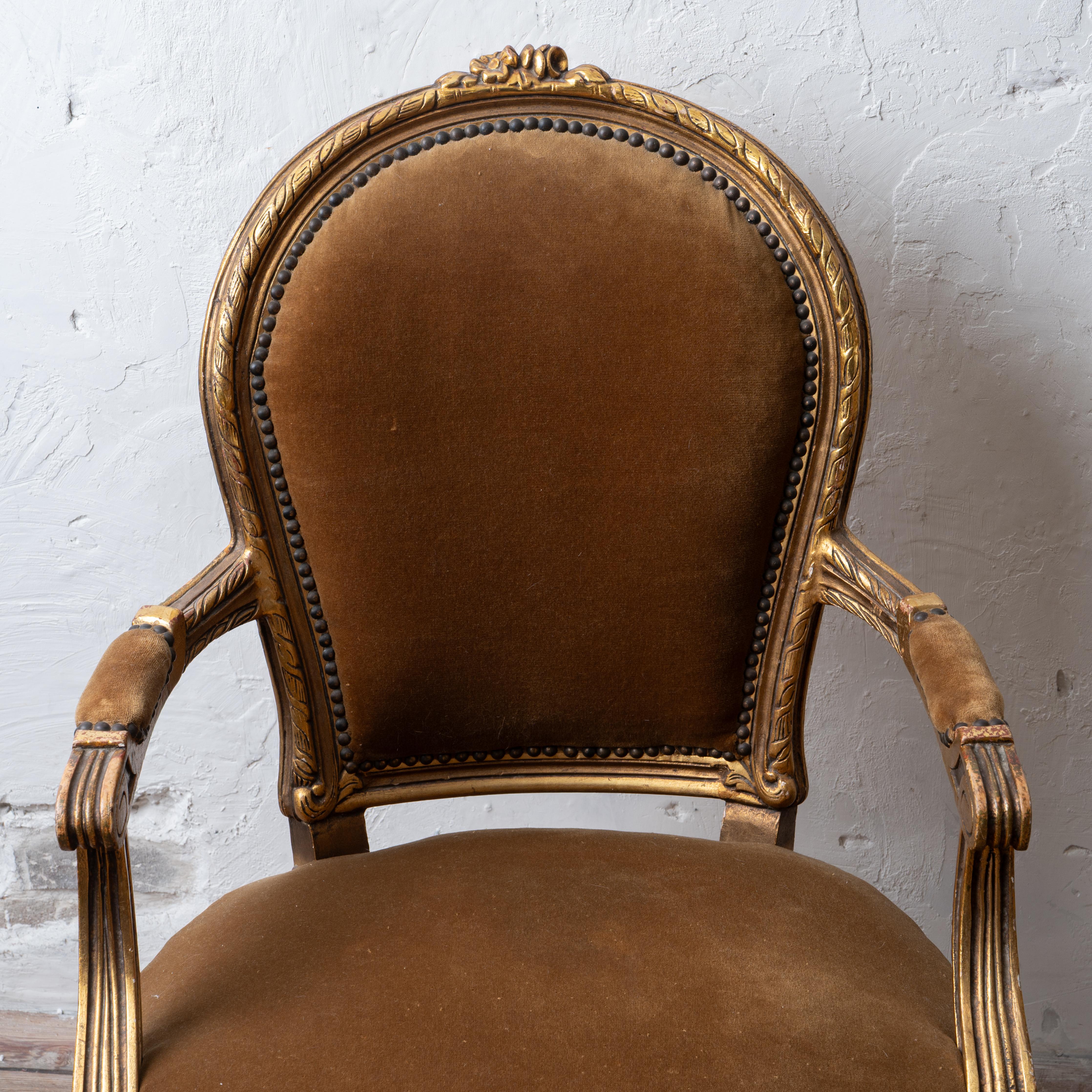 Velours Paire de fauteuils de style Louis XVI en bois doré en vente