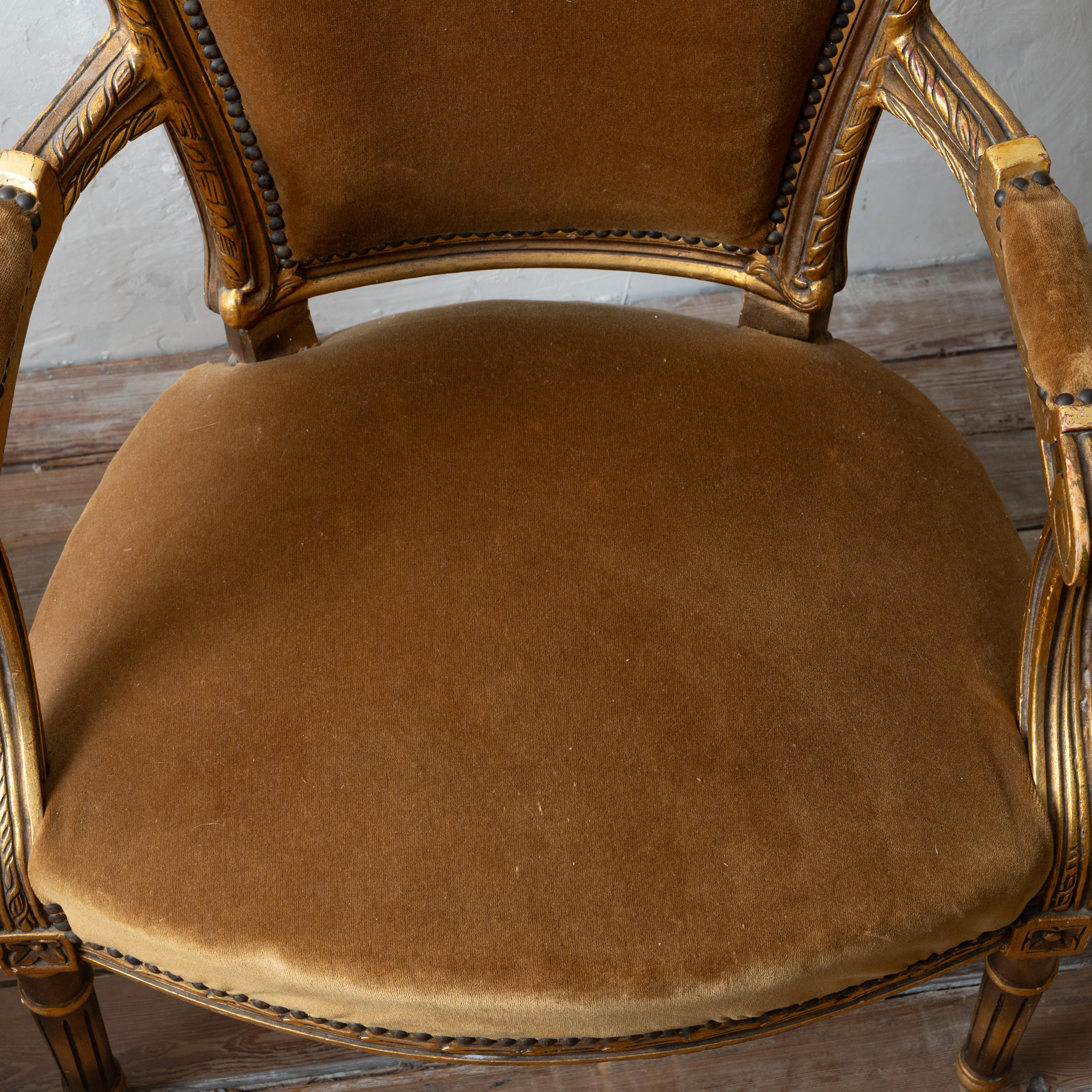 Paire de fauteuils de style Louis XVI en bois doré en vente 4