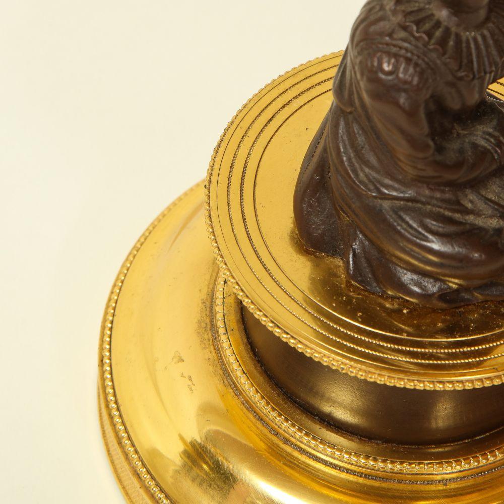 Paar Harlekin-Kerzenleuchter aus Bronze und vergoldeter Bronze im Louis-XVI.-Stil (Goldbronze) im Angebot