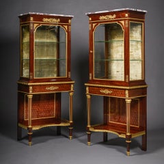 Ein Paar Mahagoni-Parkett-Schränke im Louis-XVI-Stil mit Ständern
