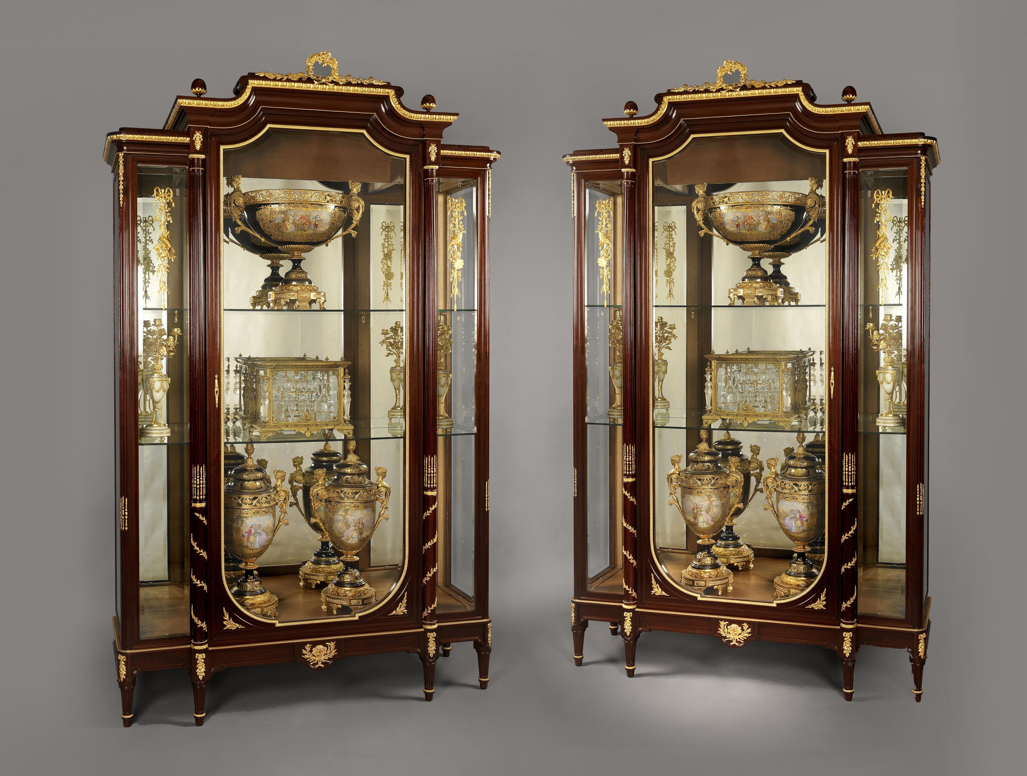 French Pair of Louis XVI Style Mahogany Vitrines by François Linke, circa 1890 For Sale