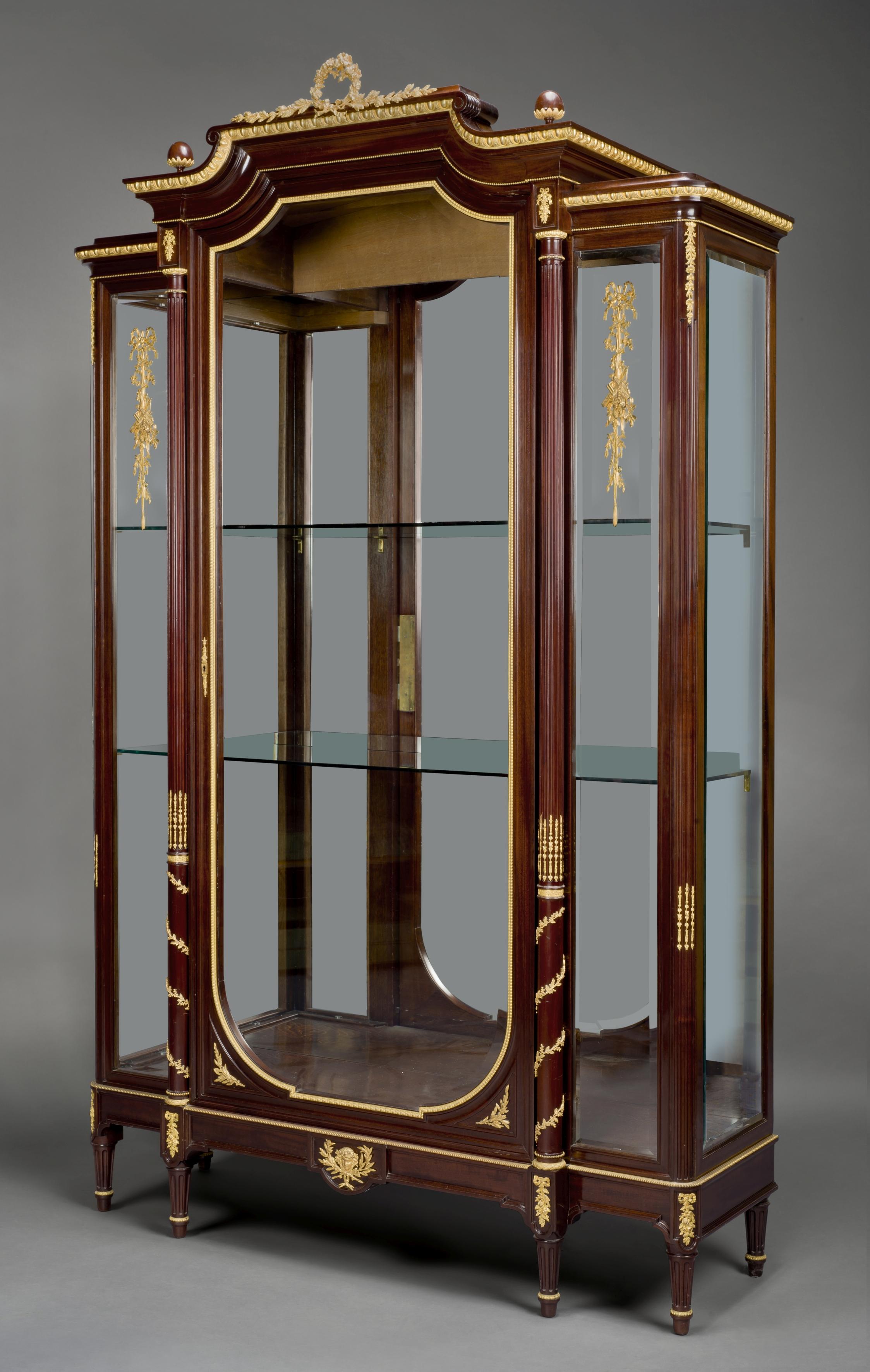 Gilt Pair of Louis XVI Style Mahogany Vitrines by François Linke, circa 1890 For Sale