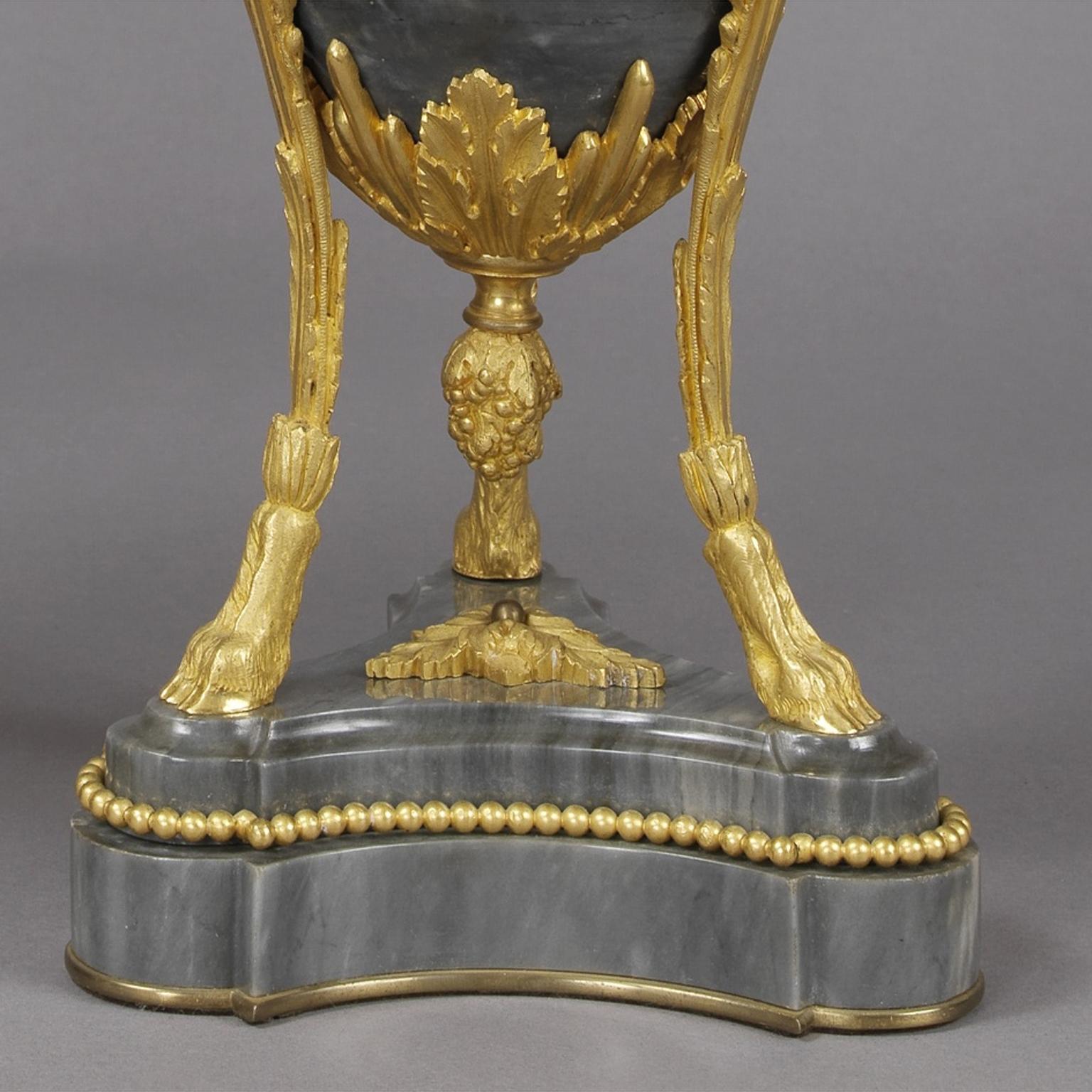 Paar Marmorurnen im Louis-XVI.-Stil, Maxime Secrtant zugeschrieben, um 1890 (Vergoldet) im Angebot