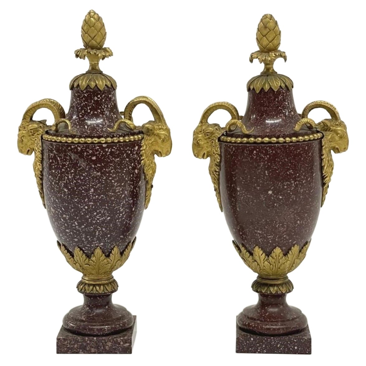 Coppia di vasi in porfido con montatura in ormolu in stile Luigi XVI, XIX secolo