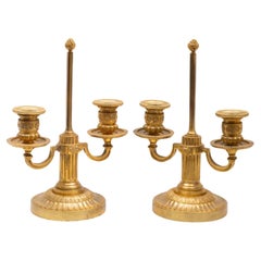 Paire de chandeliers à deux lumières en bronze doré de style Louis XVI