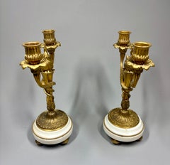 Pareja de candelabros de dos luces de ormolina y mármol, estilo Luis XVI, firmados Millet
