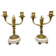 Pareja de candelabros de dos luces de ormolina y mármol, estilo Luis XVI, firmados Millet