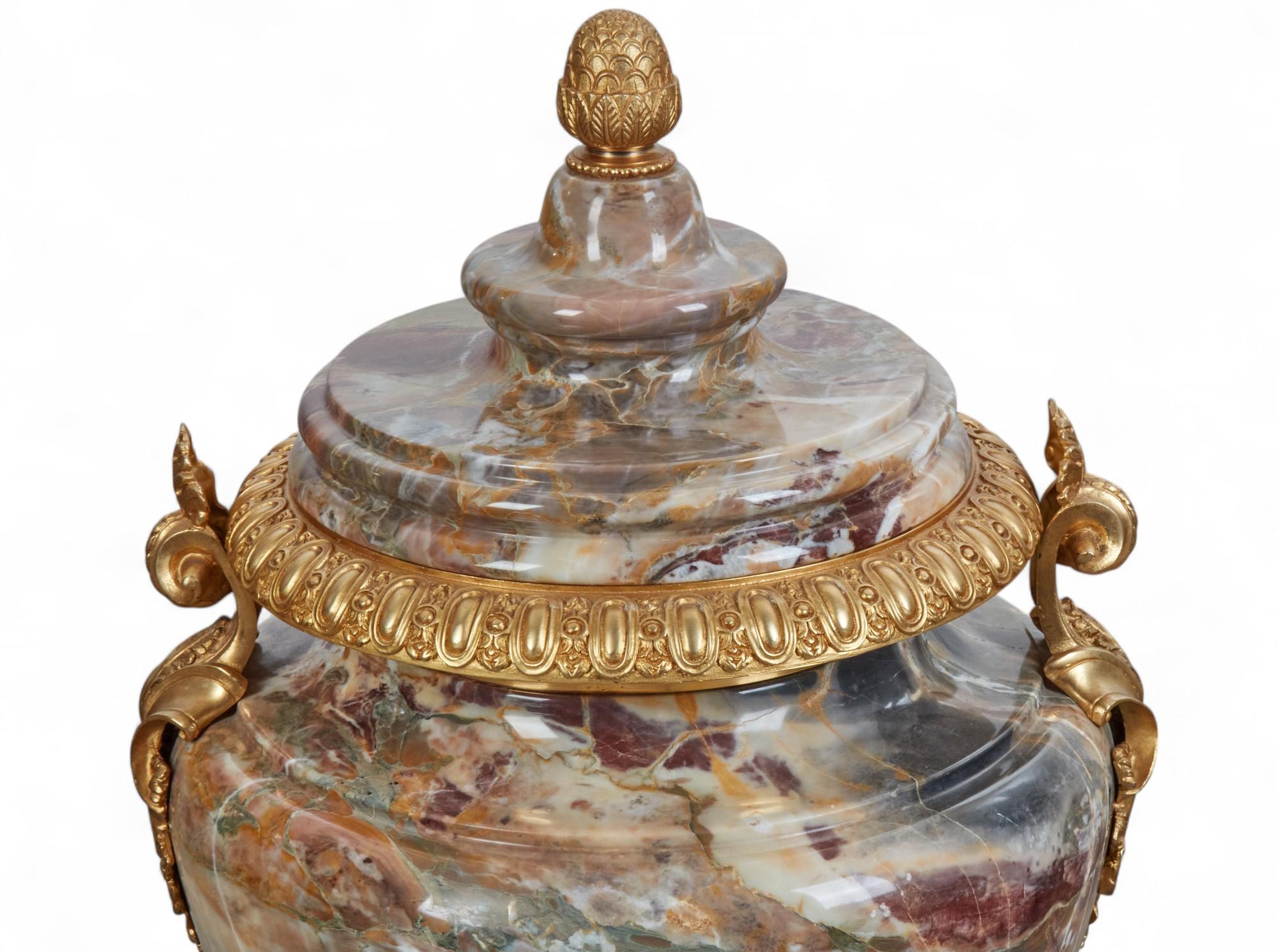 Similoro Coppia di urne in marmo esotico montate in stile Luigi XVI su piedistallo in vendita