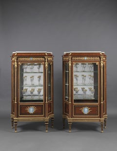 Paire de vitrines de style Louis XVI avec plaques Wedgwood par Zwiener, vers 1880