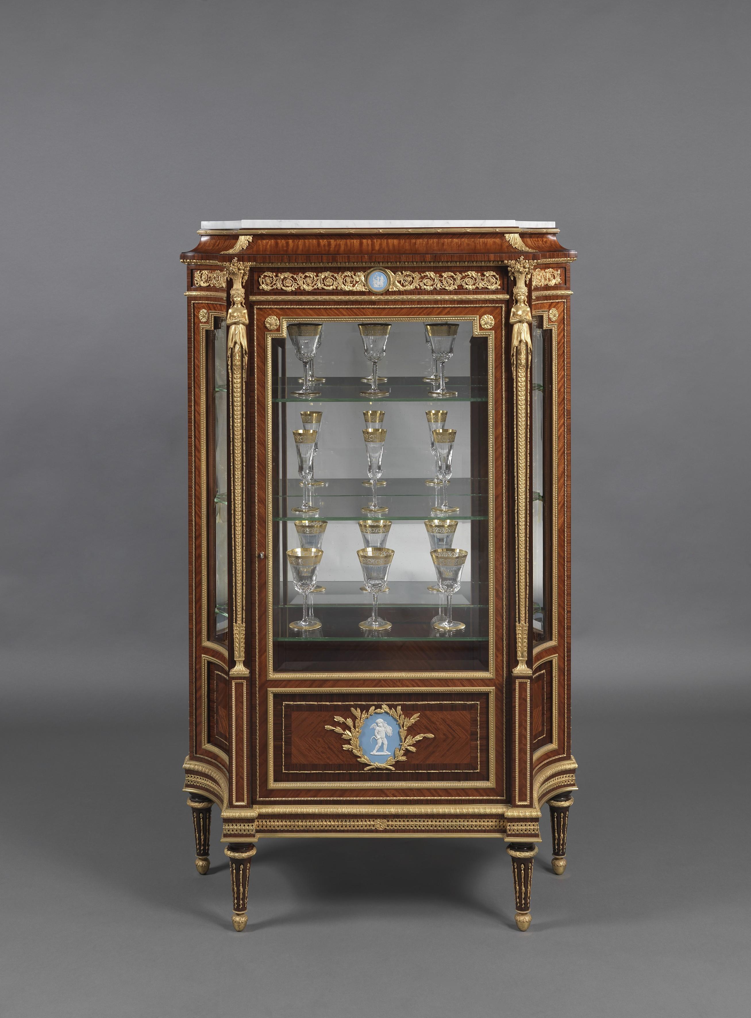 Français Paire de vitrines de style Louis XVI avec plaques Wedgwood par Zwiener, vers 1880 en vente