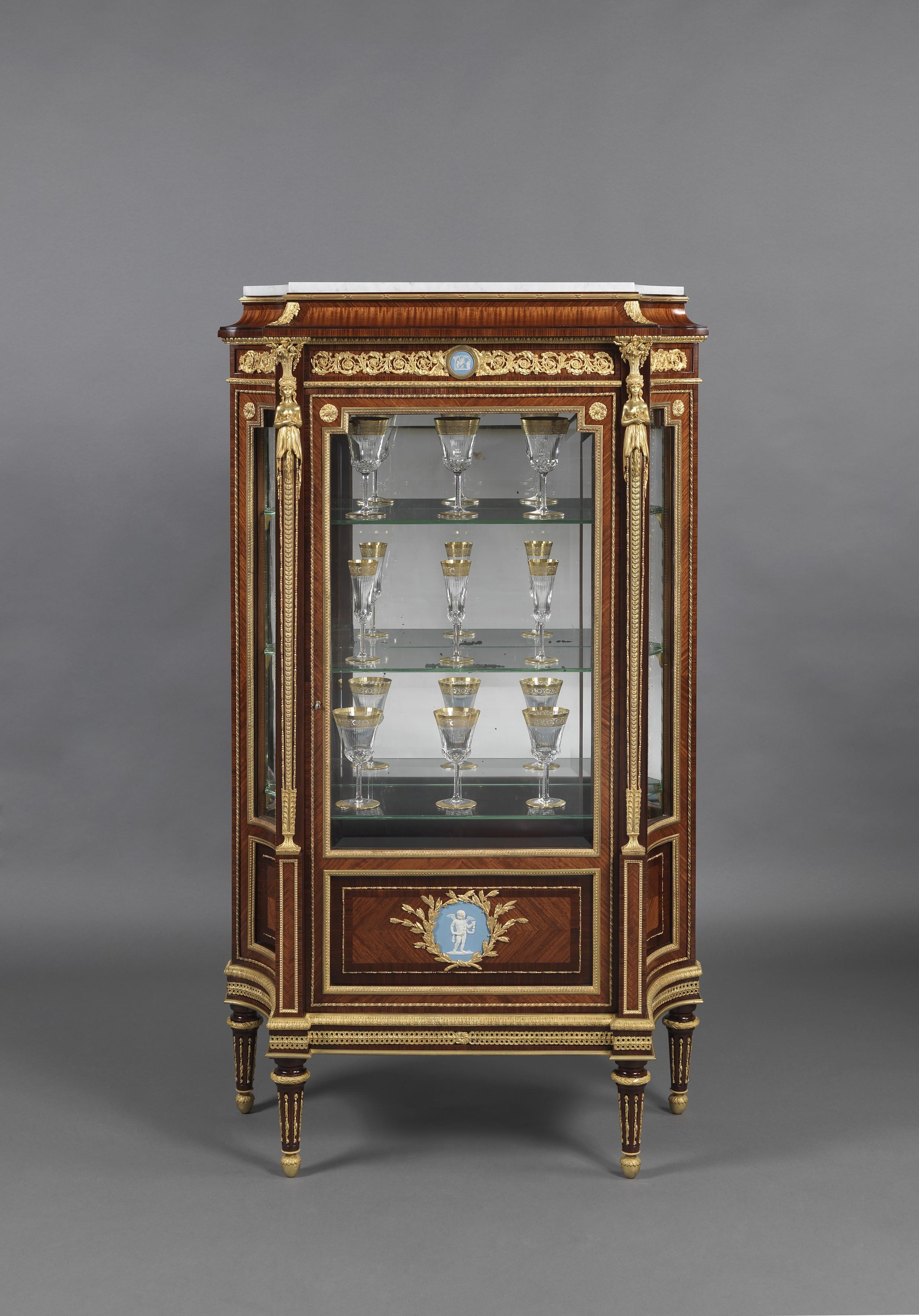 Doré Paire de vitrines de style Louis XVI avec plaques Wedgwood par Zwiener, vers 1880 en vente