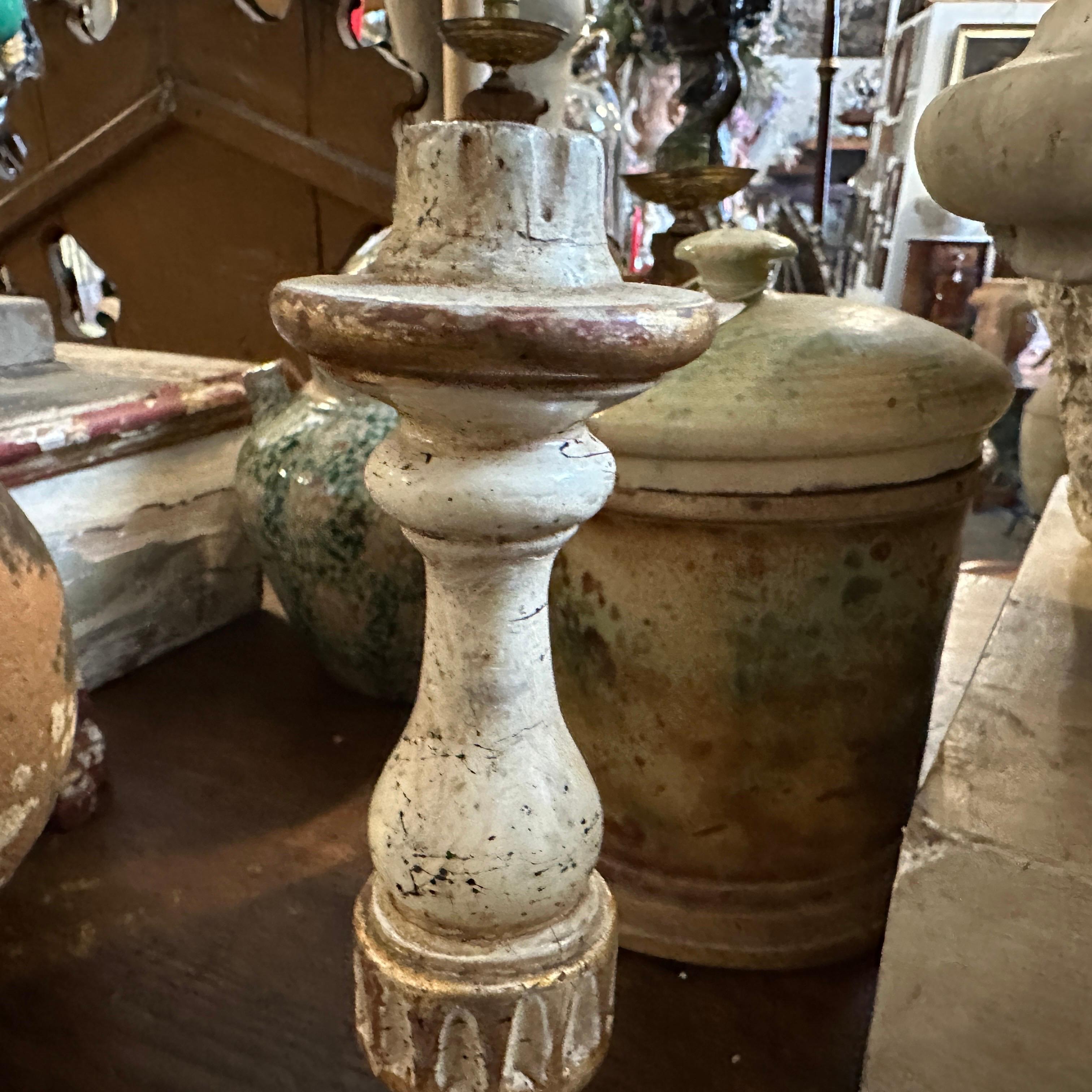 Coppia di candelieri siciliani Luigi XVI in legno laccato bianco e oro in vendita 3