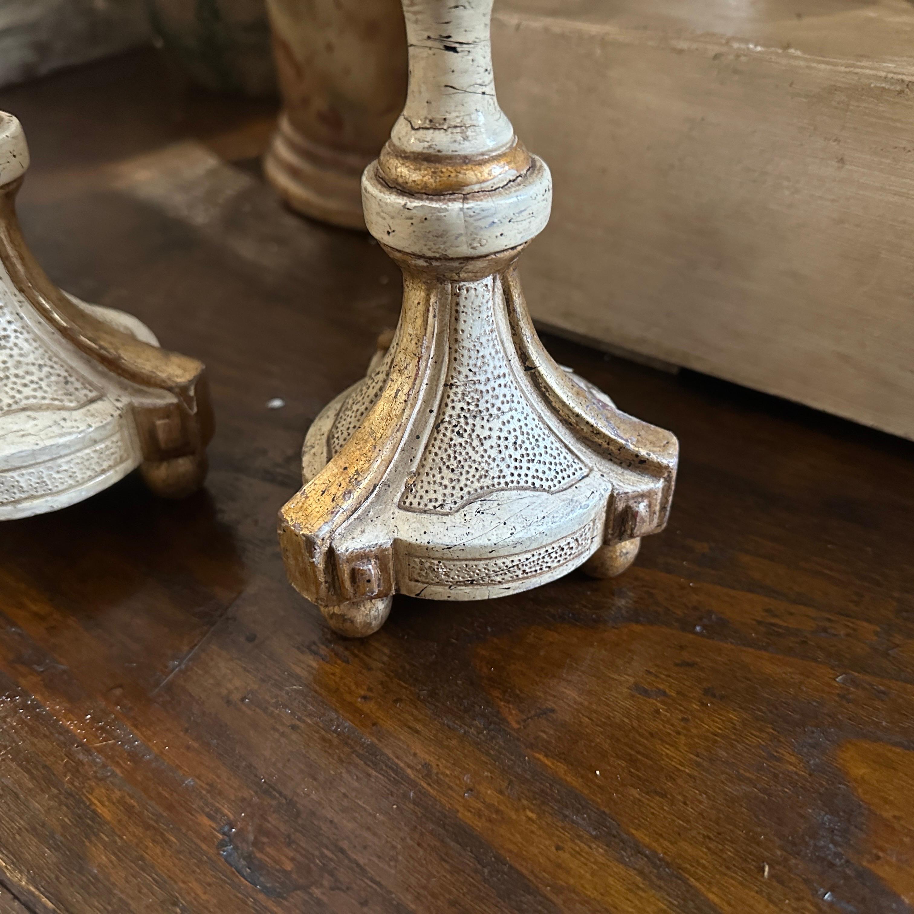 Una coppia di antiche torce in legno bianco e dorato, provenienti da una chiesetta all'interno di una prestigiosa villa in Sicilia, sono in condizioni originali e mai restaurate. Queste torce mostrano l'abilità artigianale dell'epoca. Realizzati in