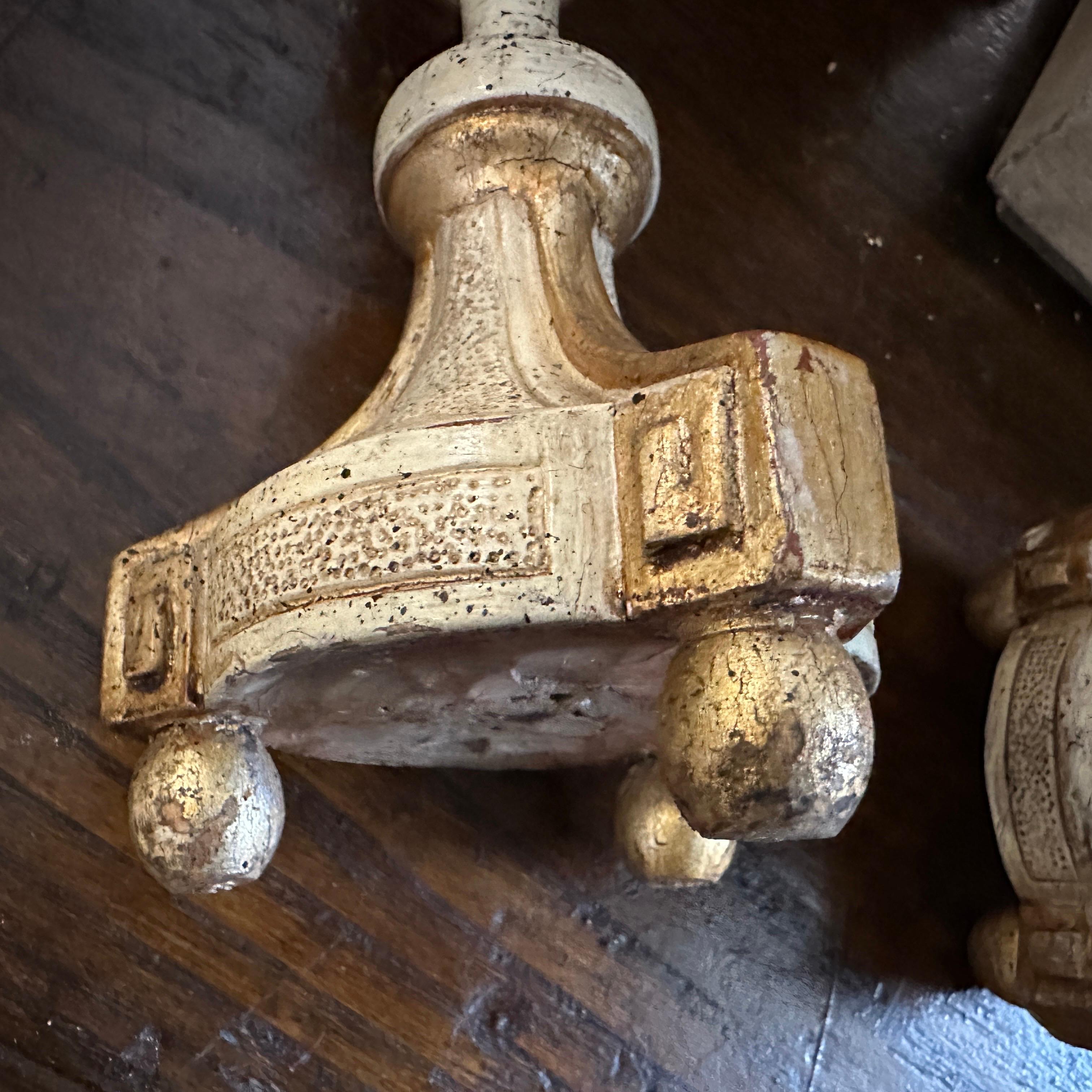 Italiano Coppia di candelieri siciliani Luigi XVI in legno laccato bianco e oro in vendita