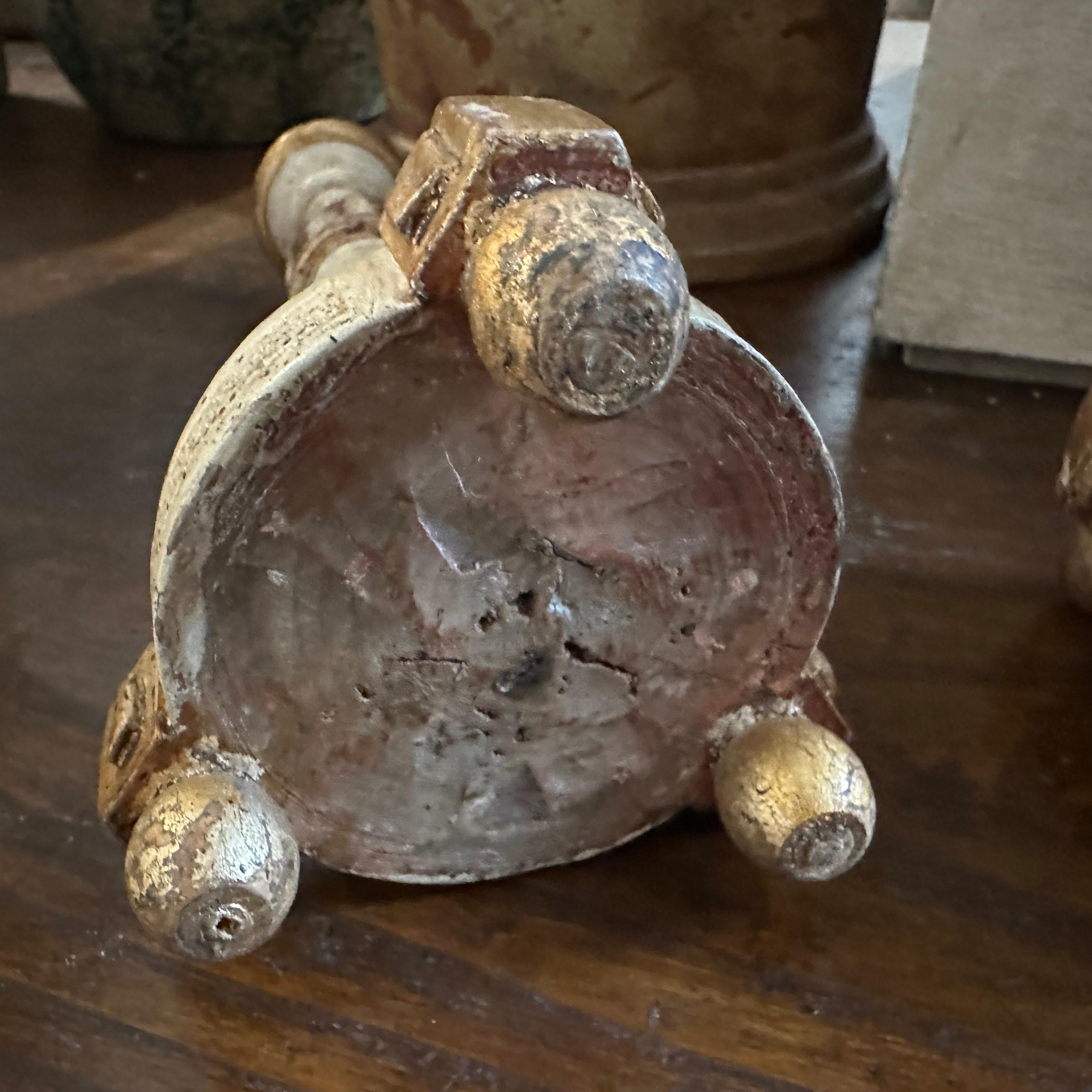 Fatto a mano Coppia di candelieri siciliani Luigi XVI in legno laccato bianco e oro in vendita