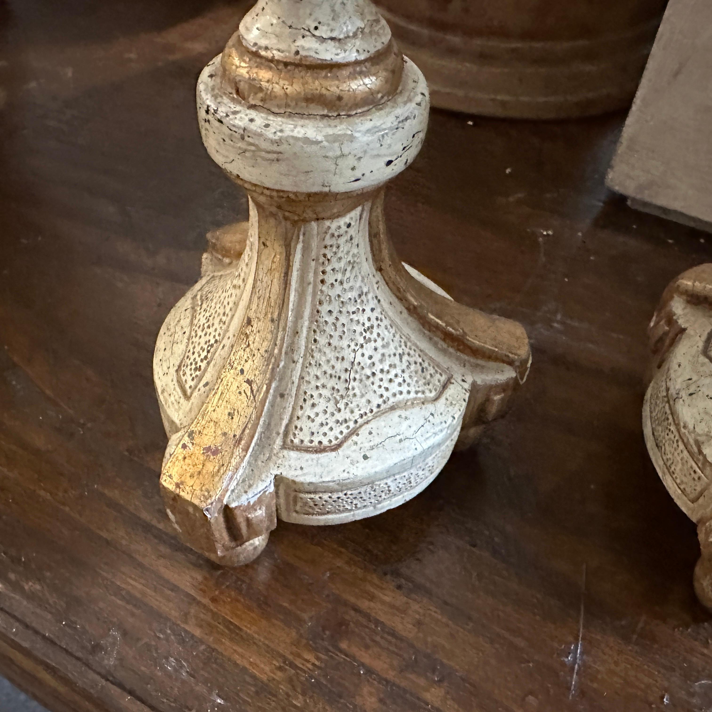Coppia di candelieri siciliani Luigi XVI in legno laccato bianco e oro In condizioni buone in vendita a Catania, Sicilia