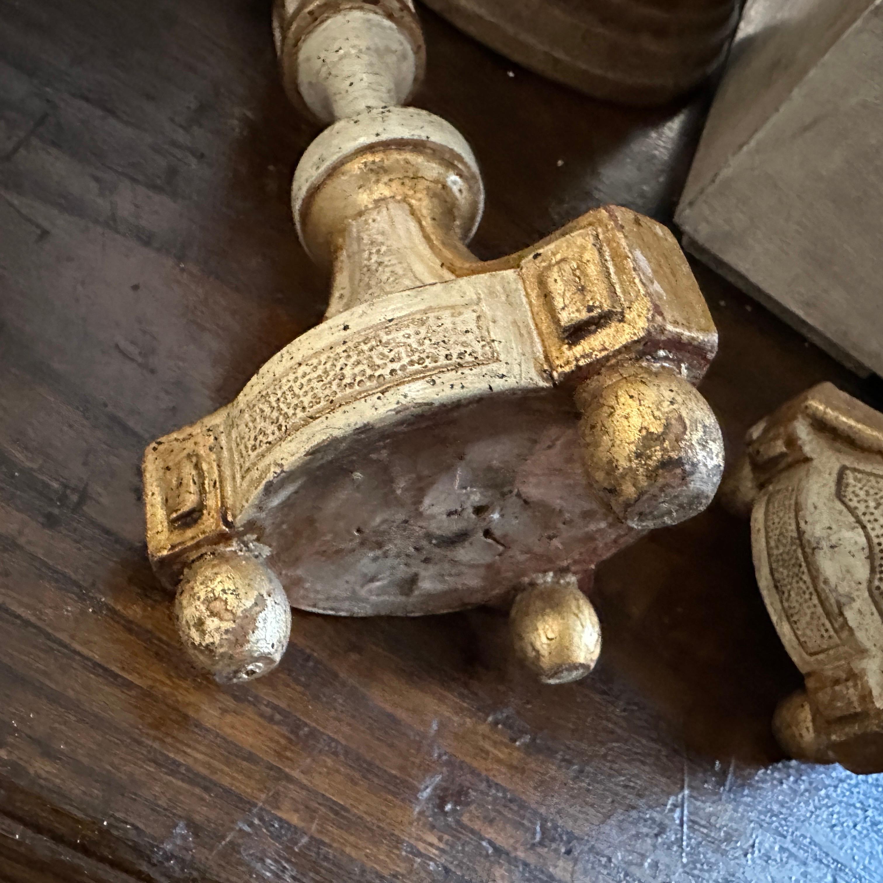 XVIII secolo Coppia di candelieri siciliani Luigi XVI in legno laccato bianco e oro in vendita