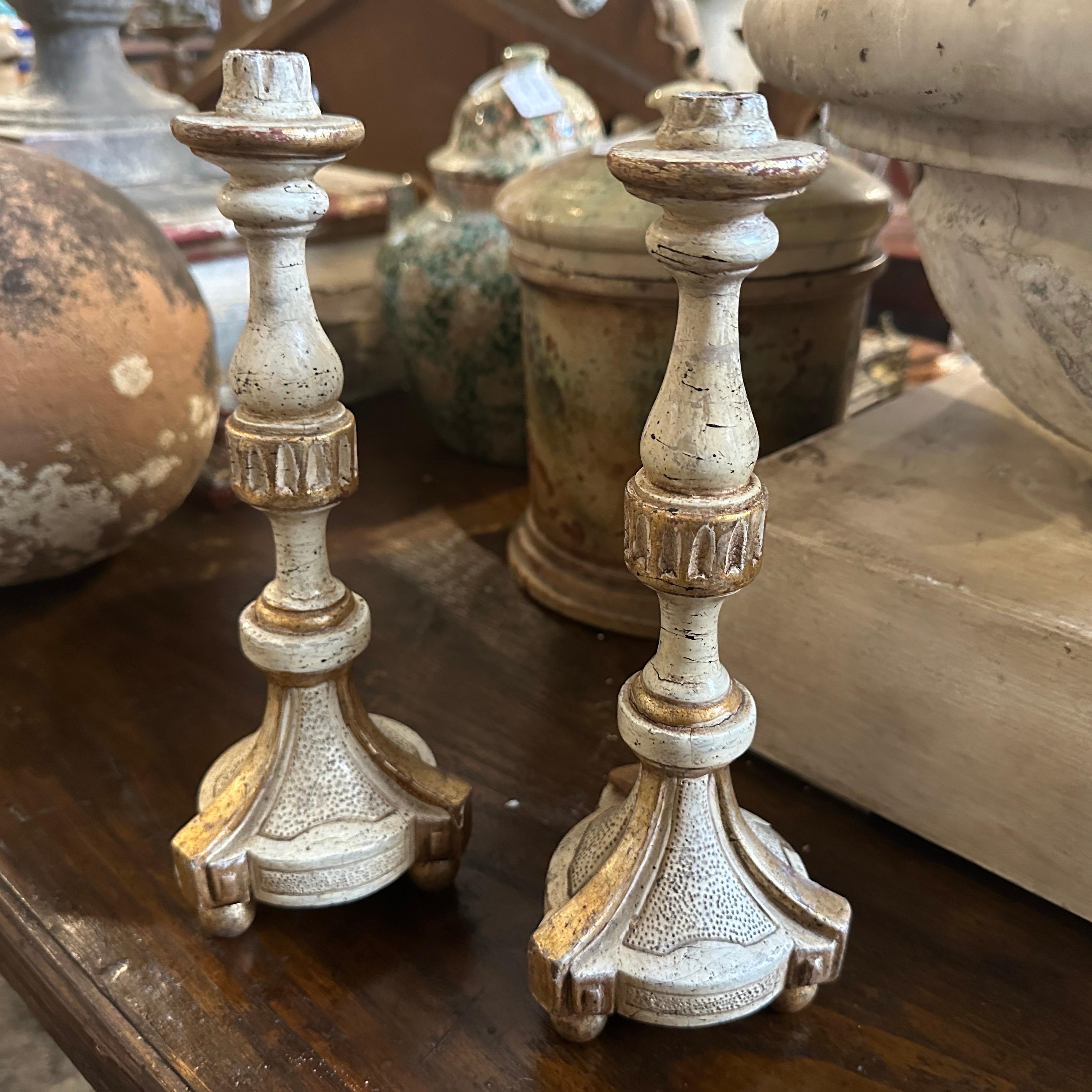 Legno di alberi da frutto Coppia di candelieri siciliani Luigi XVI in legno laccato bianco e oro in vendita
