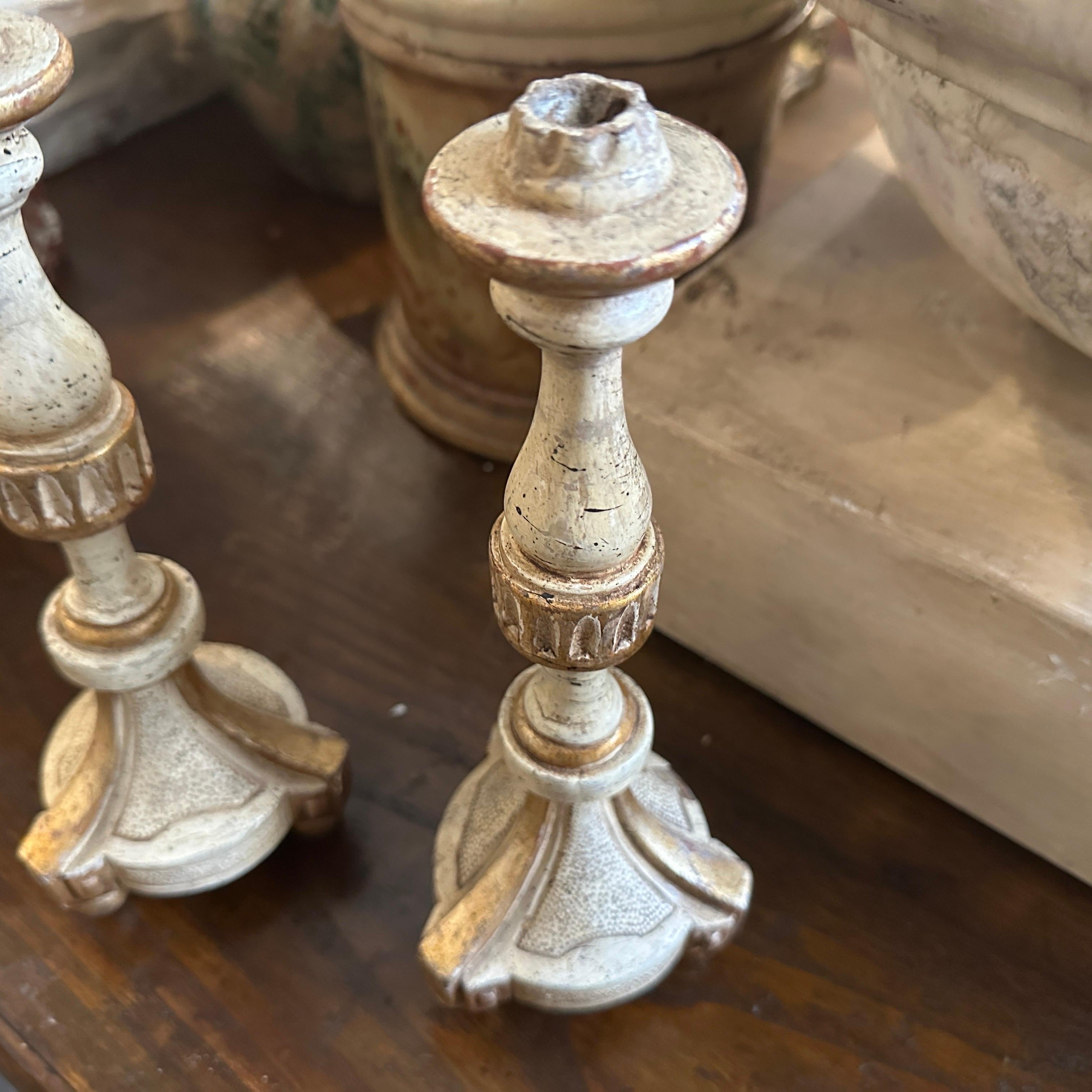 Coppia di candelieri siciliani Luigi XVI in legno laccato bianco e oro in vendita 1