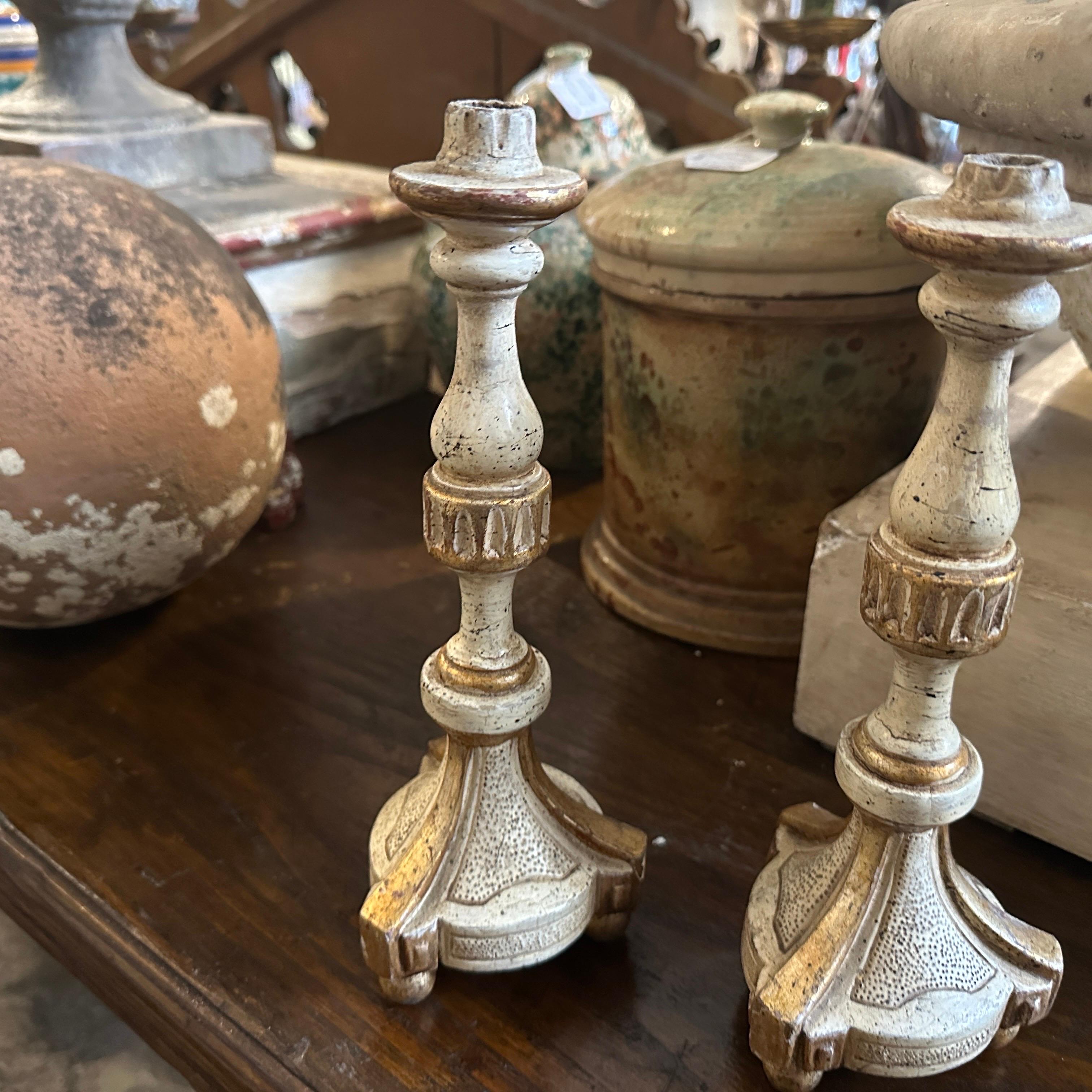 Coppia di candelieri siciliani Luigi XVI in legno laccato bianco e oro in vendita 2